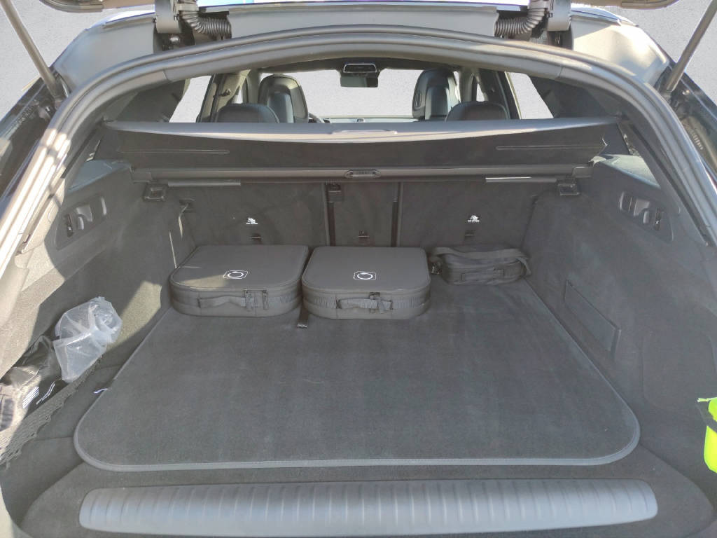 MERCEDES-BENZ E 300 de AMG Line 4Matic T-Modell-image-8