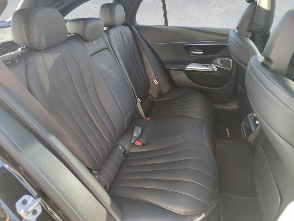 MERCEDES-BENZ E 300 de AMG Line 4Matic T-Modell-image-13