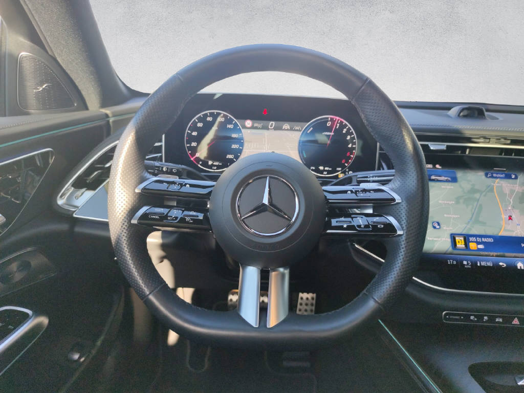 MERCEDES-BENZ E 300 de AMG Line 4Matic T-Modell-image-12