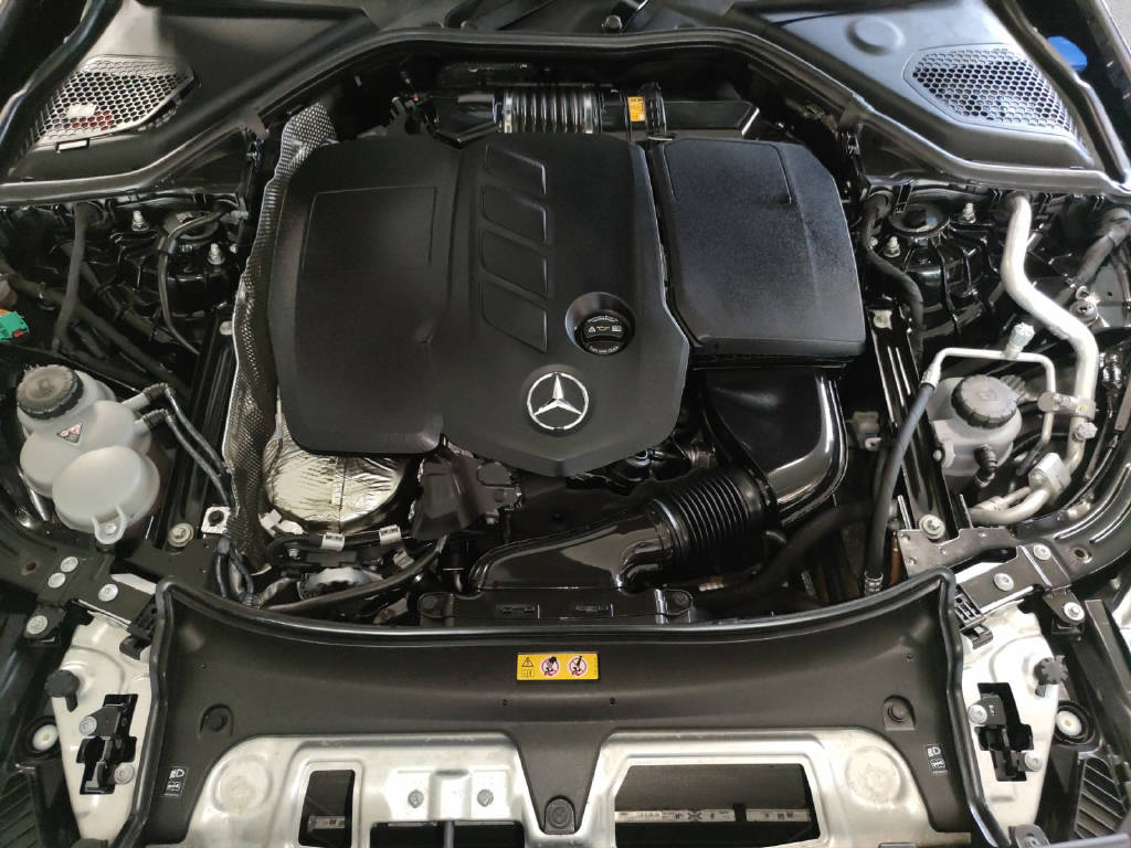 MERCEDES-BENZ E 300 de AMG Line 4Matic T-Modell-image-9