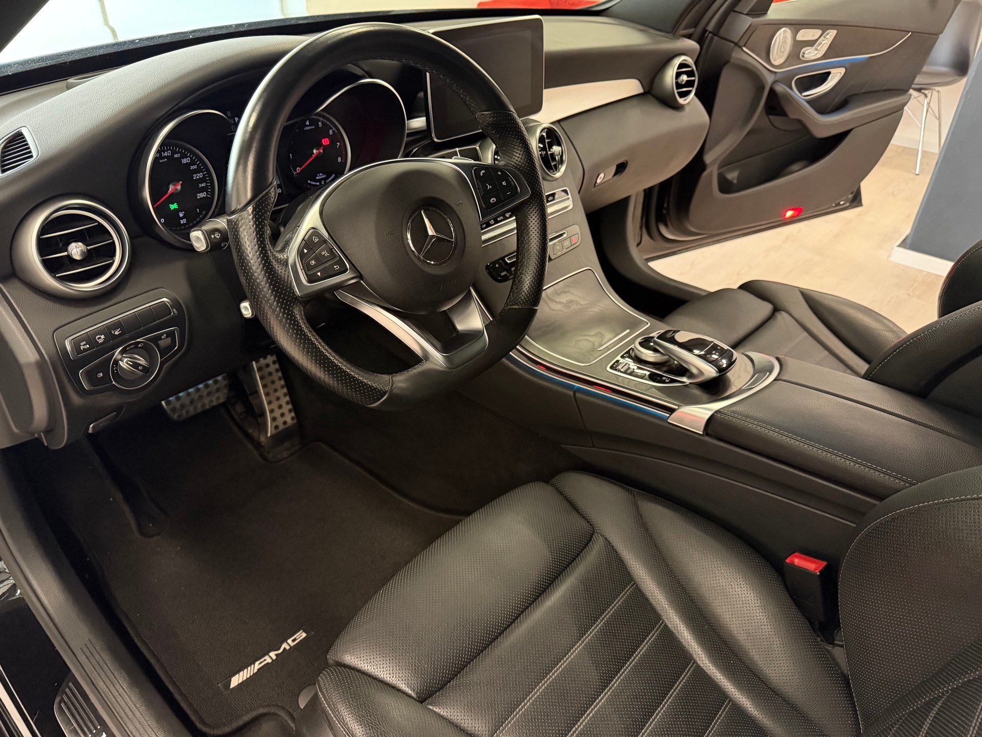MERCEDES-BENZ C 350 e AMG Line 7G-Tronic-image-17