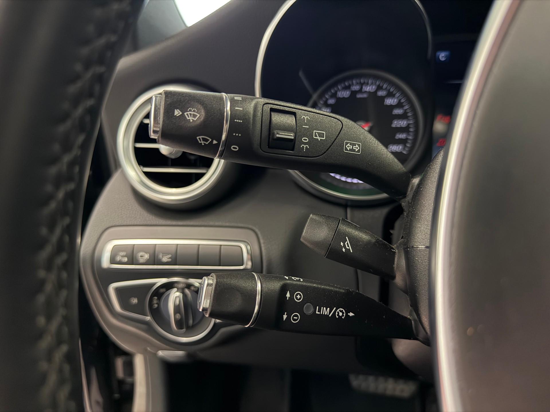 MERCEDES-BENZ C 350 e AMG Line 7G-Tronic-image-24