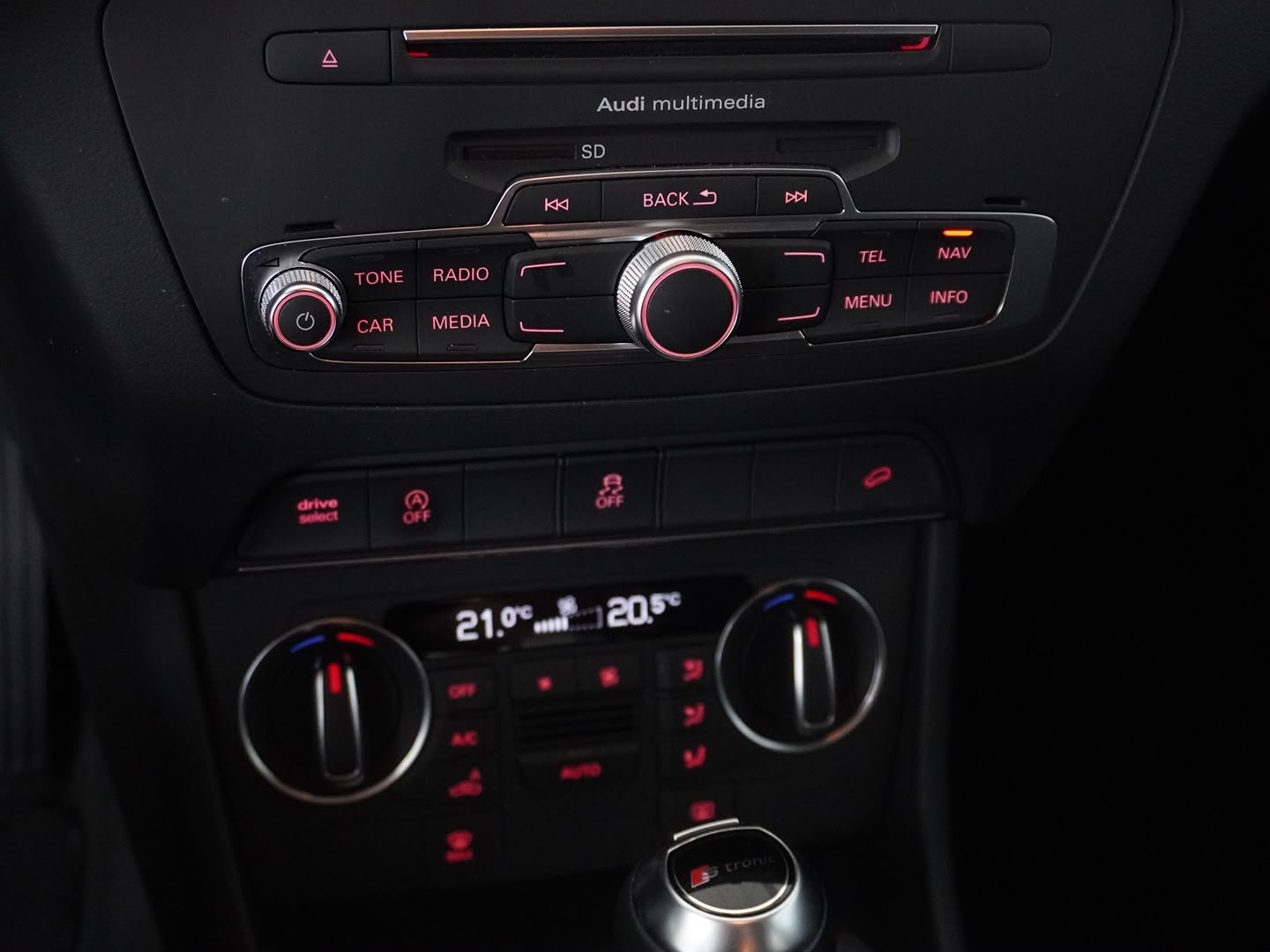 AUDI Q3 2.0 TFSI sport quattro S-tronic-image-6