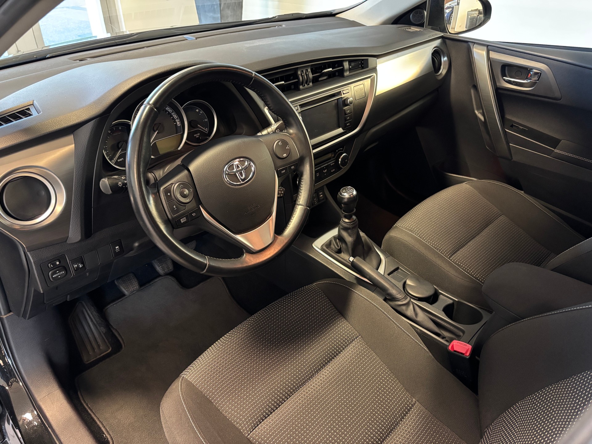 TOYOTA Auris 1.6 Luna-image-4