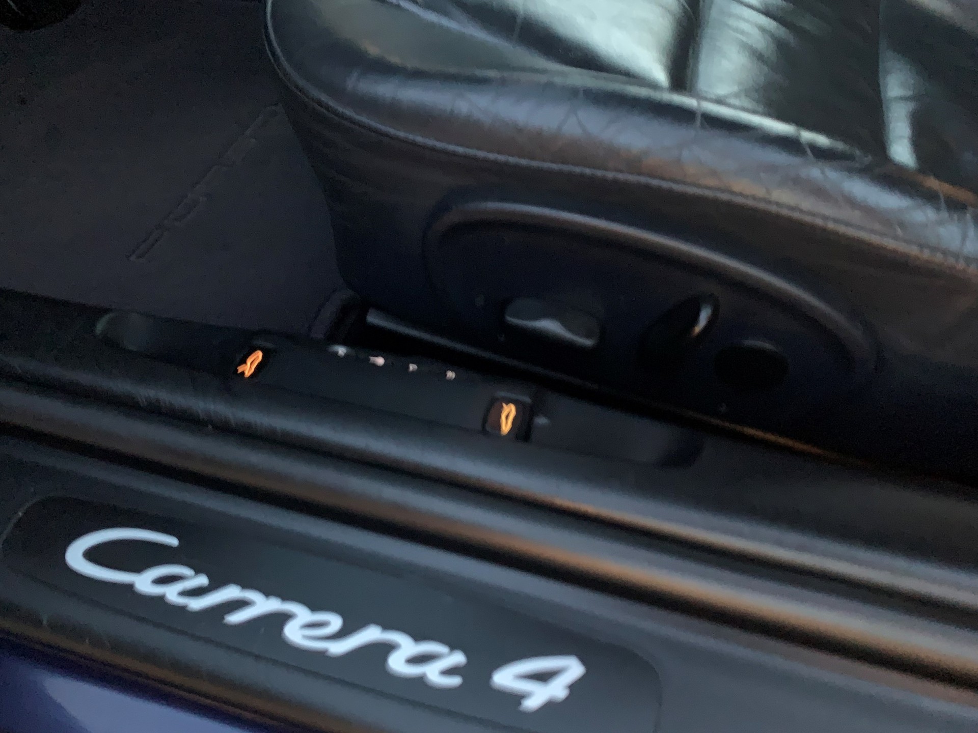 PORSCHE 911 Carrera 4-image-4