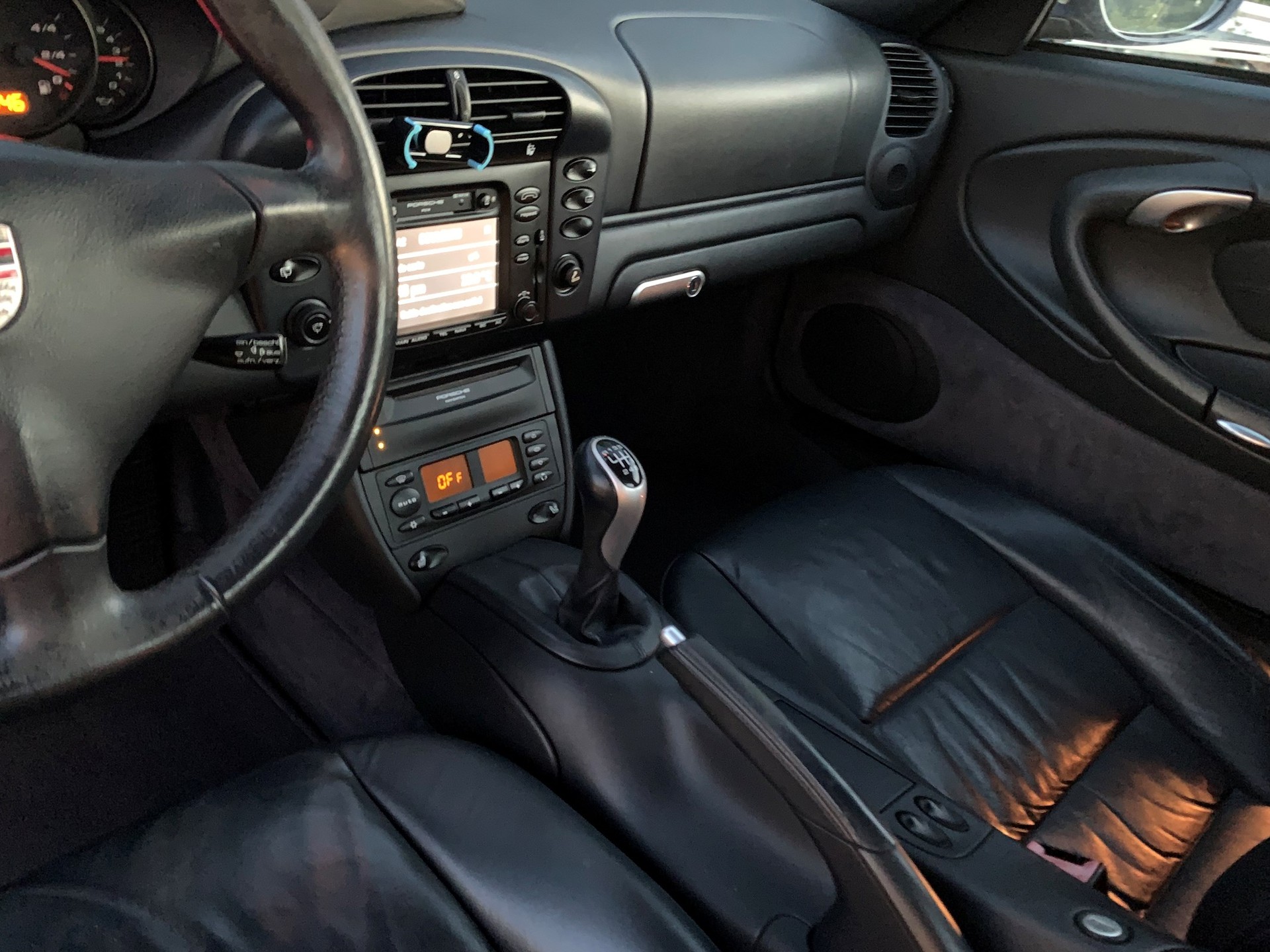 PORSCHE 911 Carrera 4-image-3