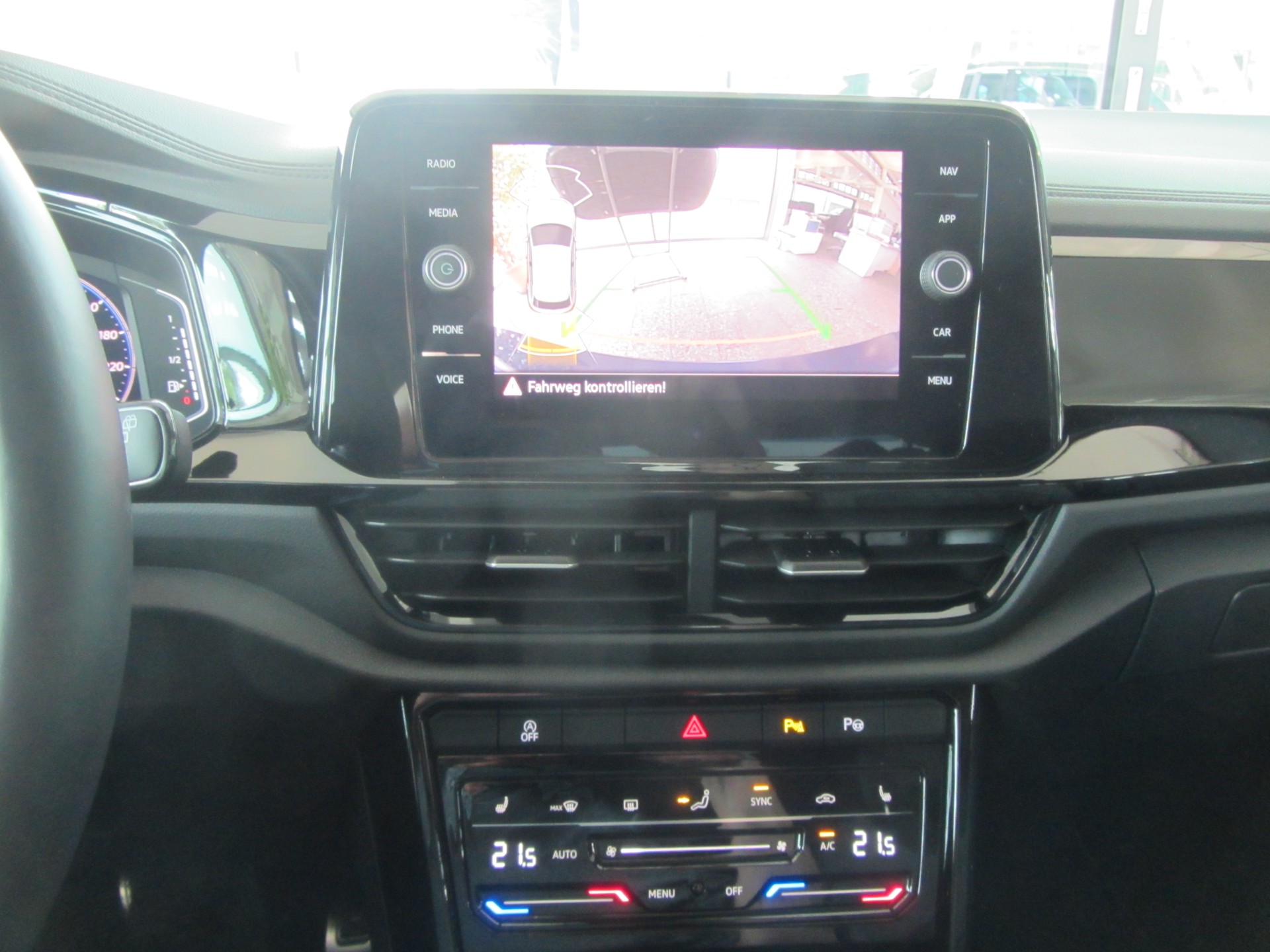 VW T-Roc 2.0 TSI R-Line DSG 4Motion-image-6
