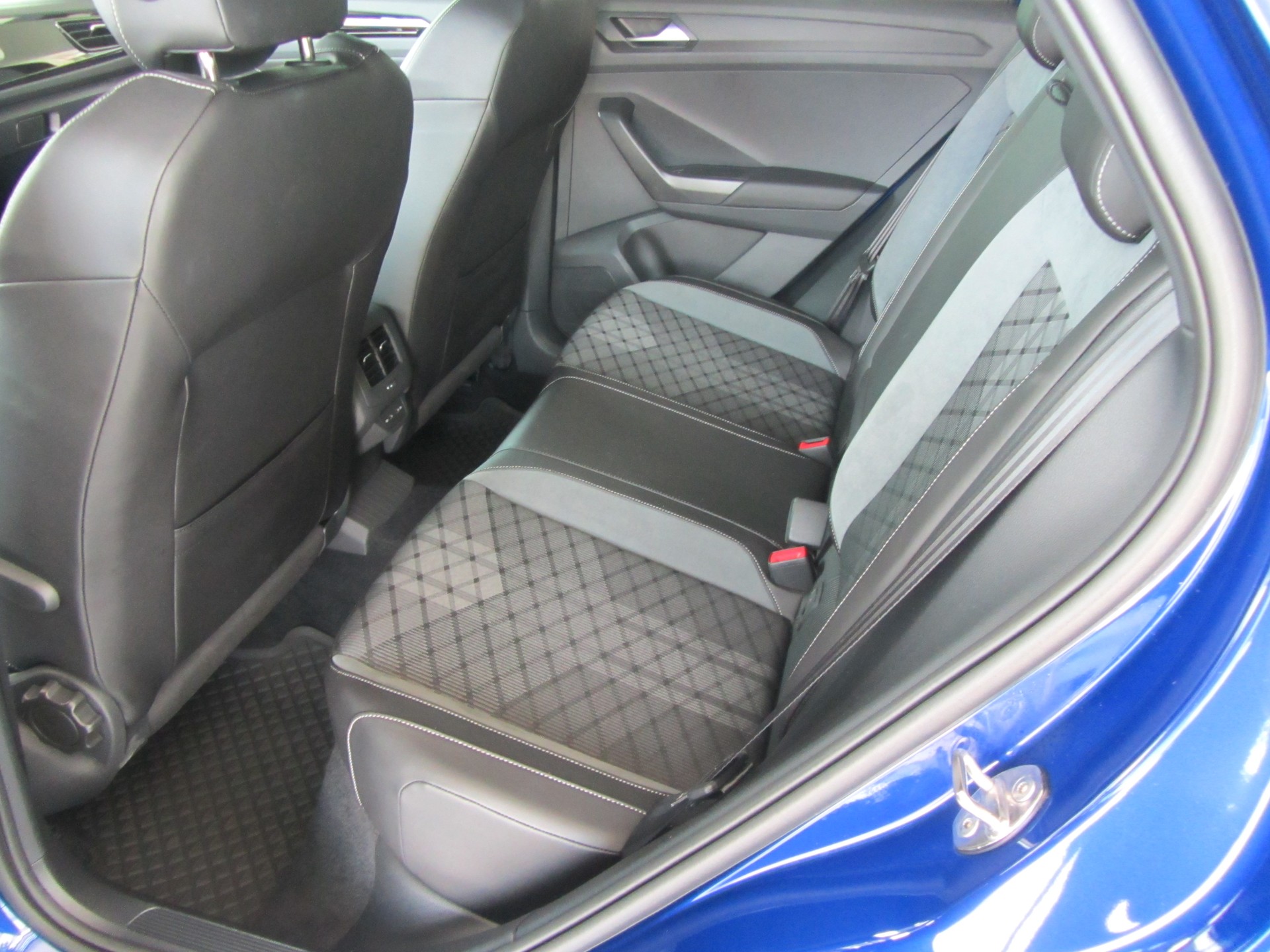 VW T-Roc 2.0 TSI R-Line DSG 4Motion-image-5