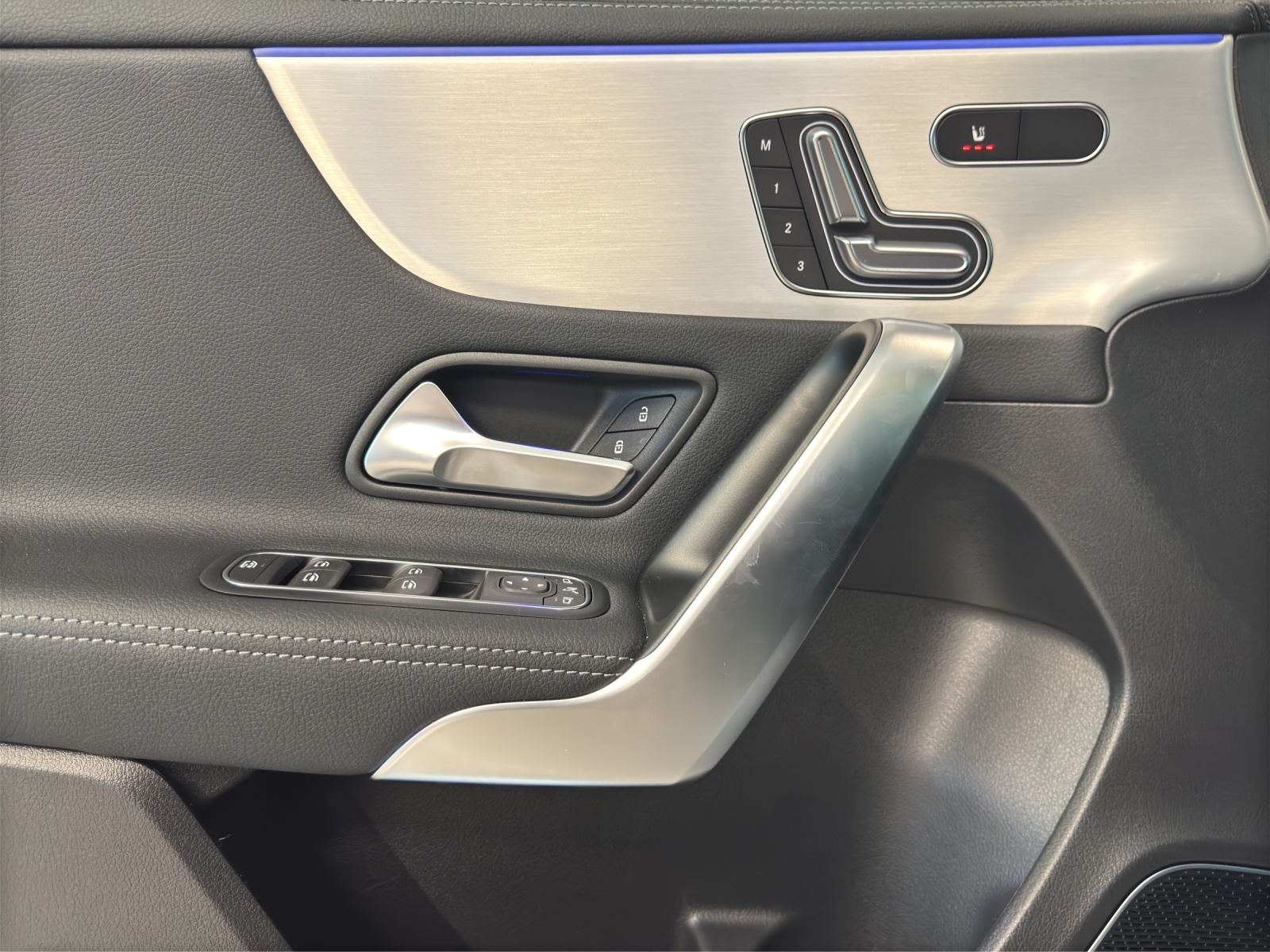 MERCEDES-BENZ A 250 4Matic 8G-DCT AMG Line-image-12