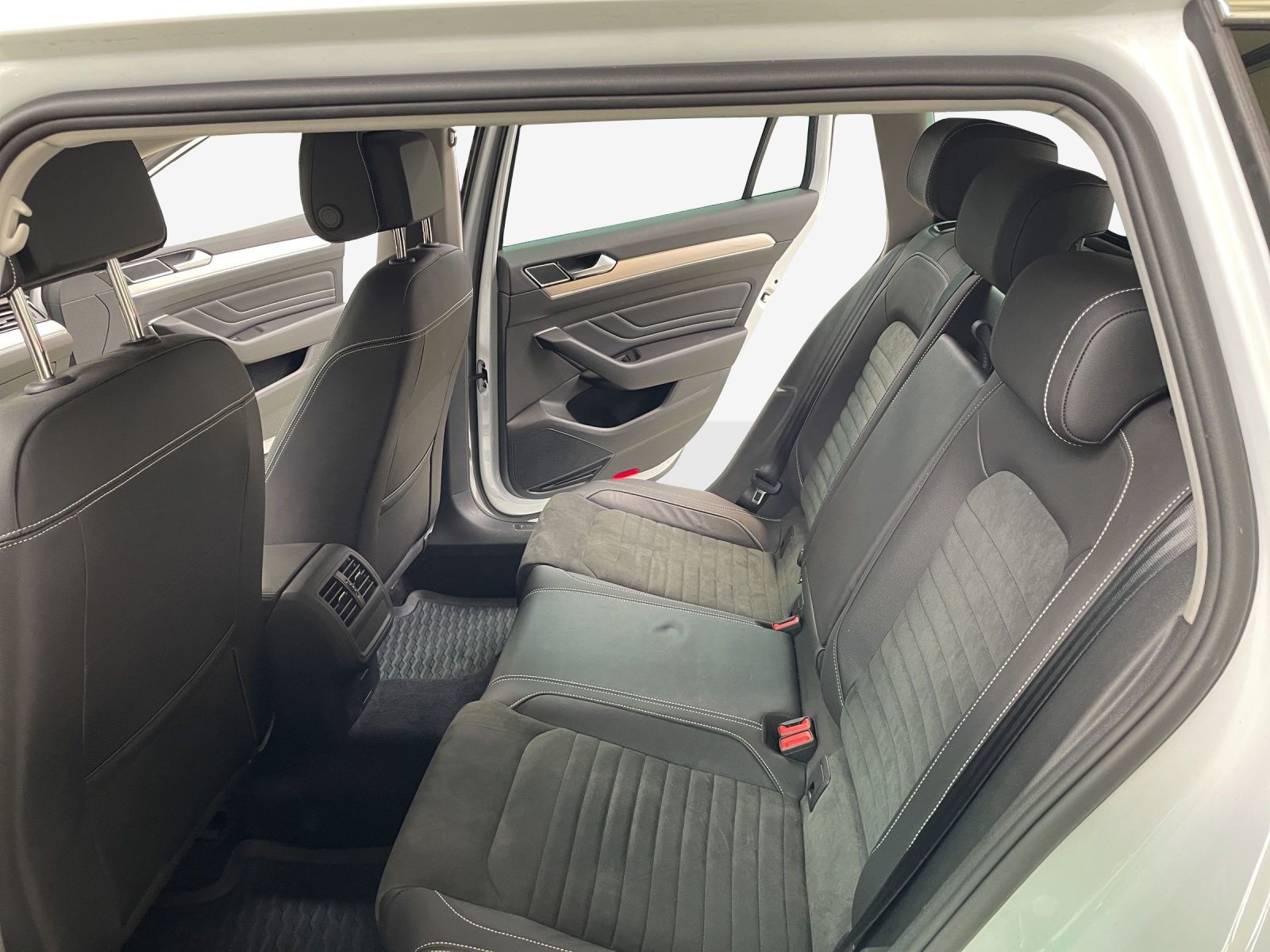 VW Passat 2.0 TDI BMT Elegance 4Motion DSG-image-11