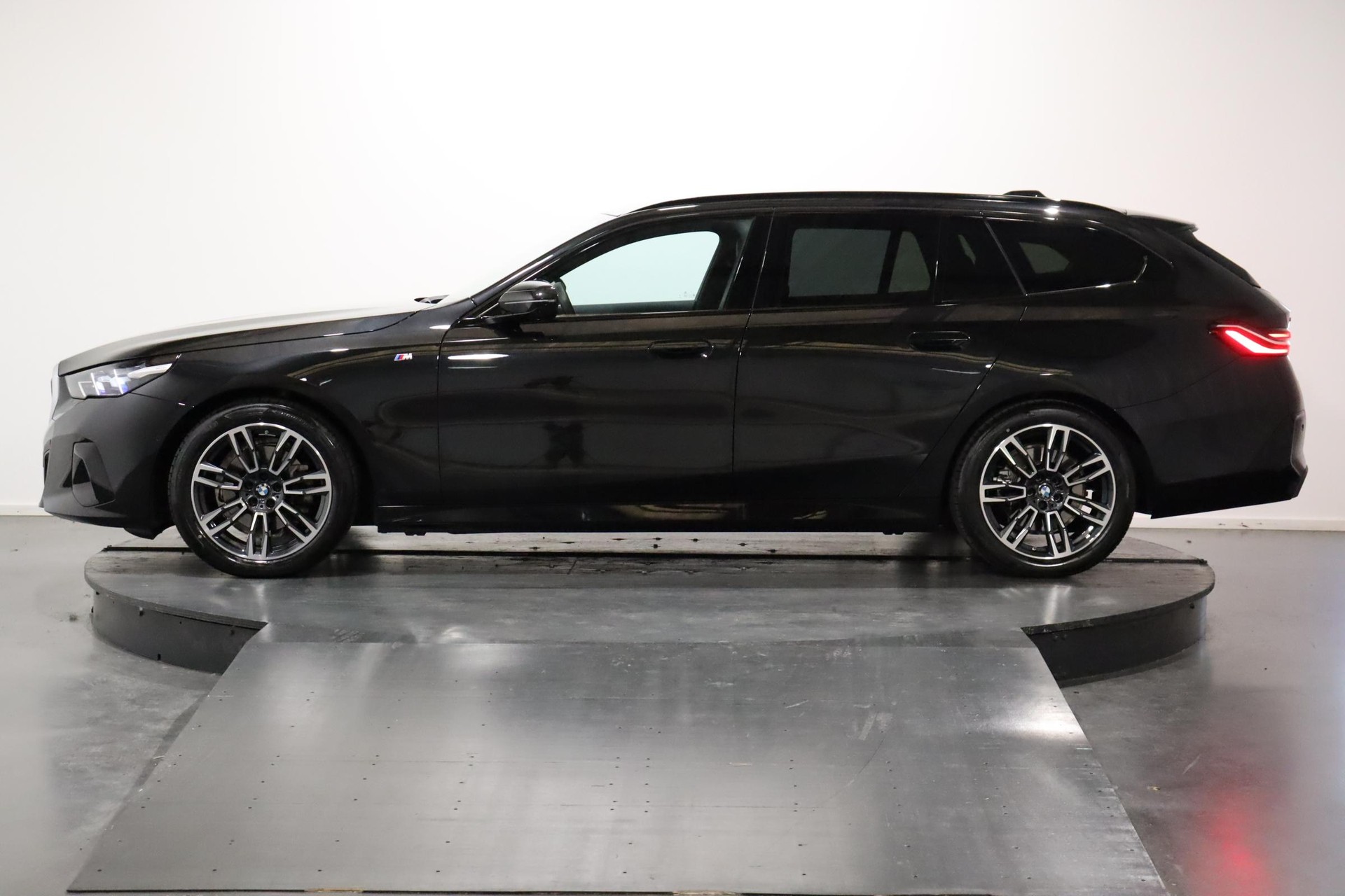 BMW 520d xDrive Touring-image-1