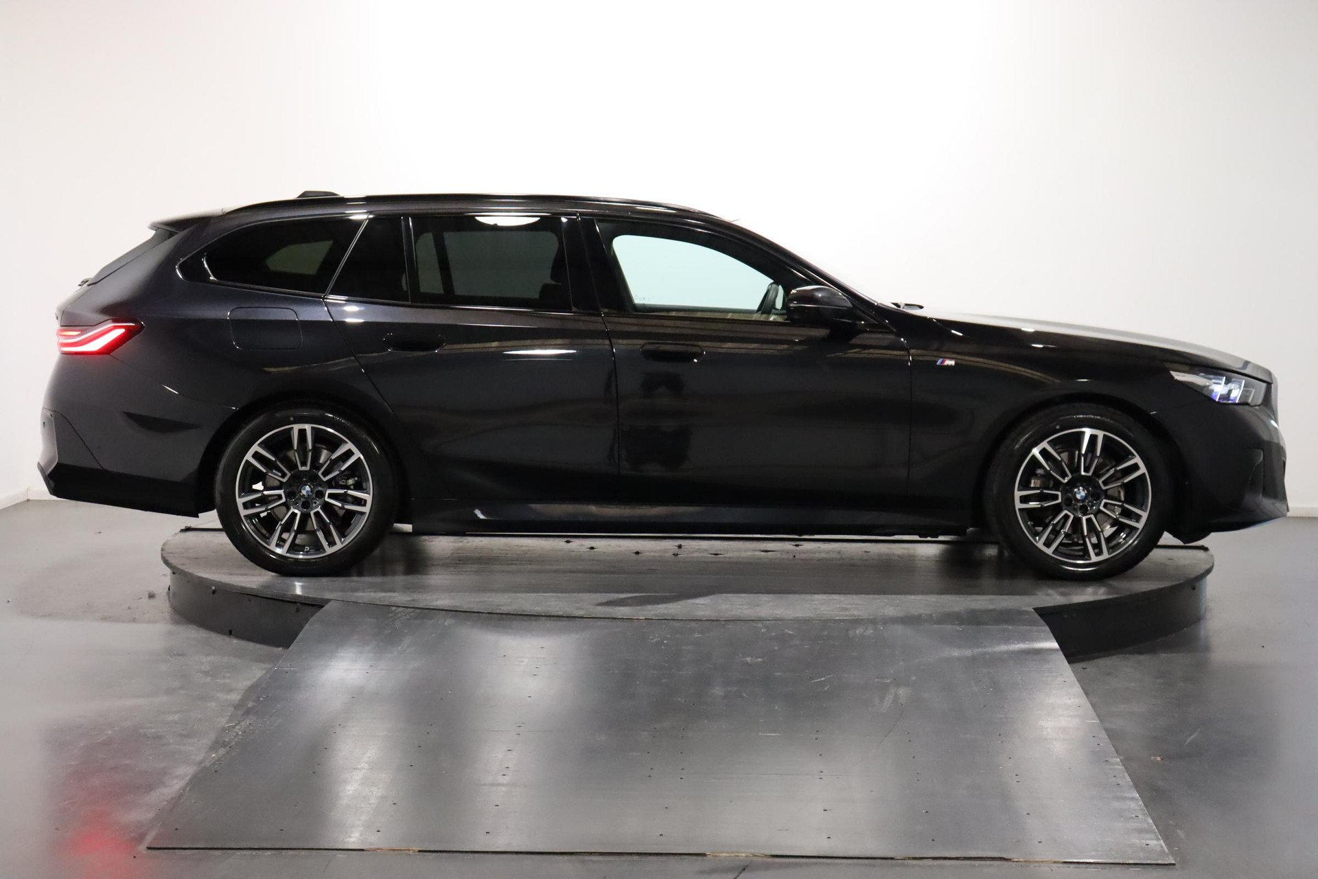 BMW 520d xDrive Touring-image-2