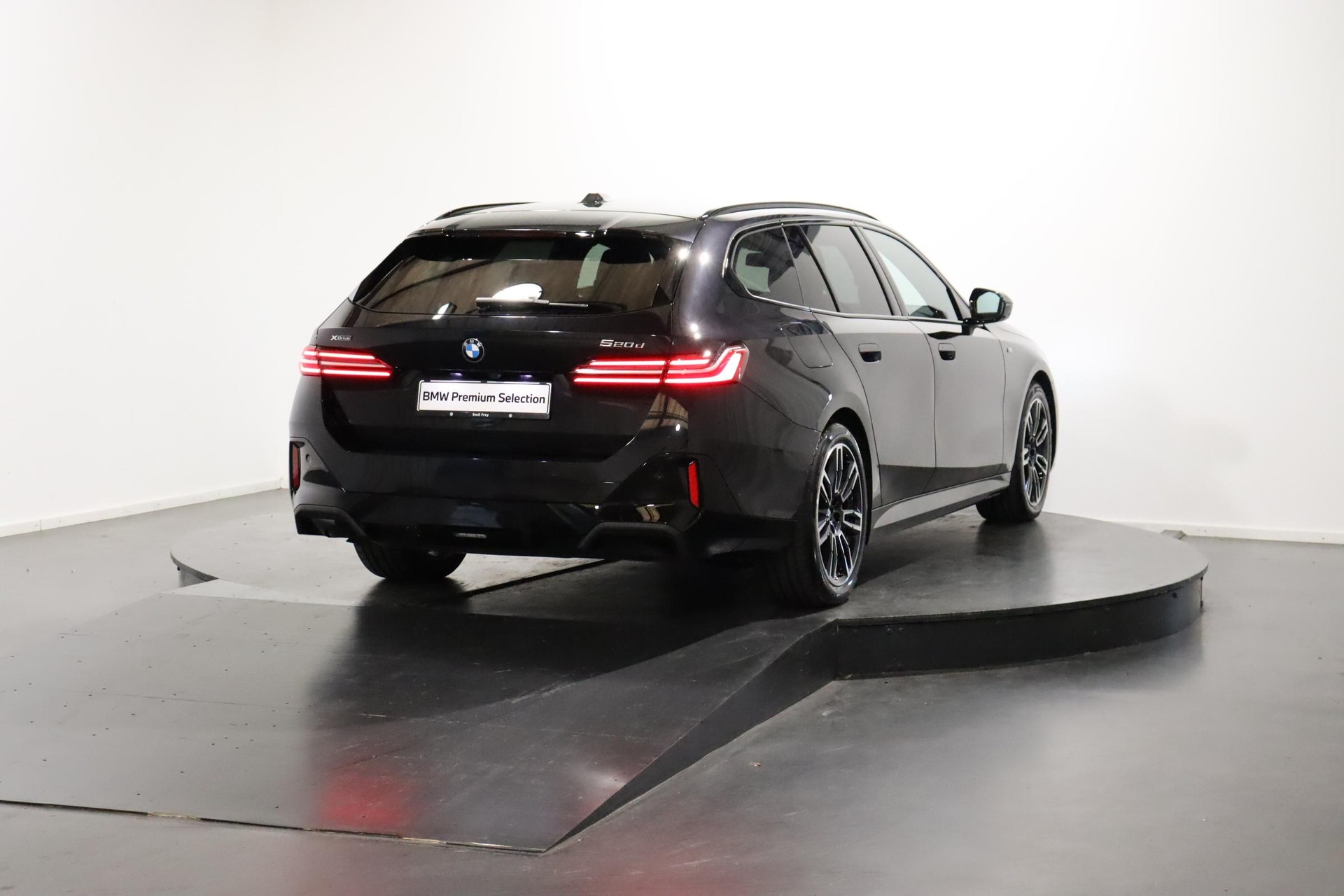 BMW 520d xDrive Touring-image-3