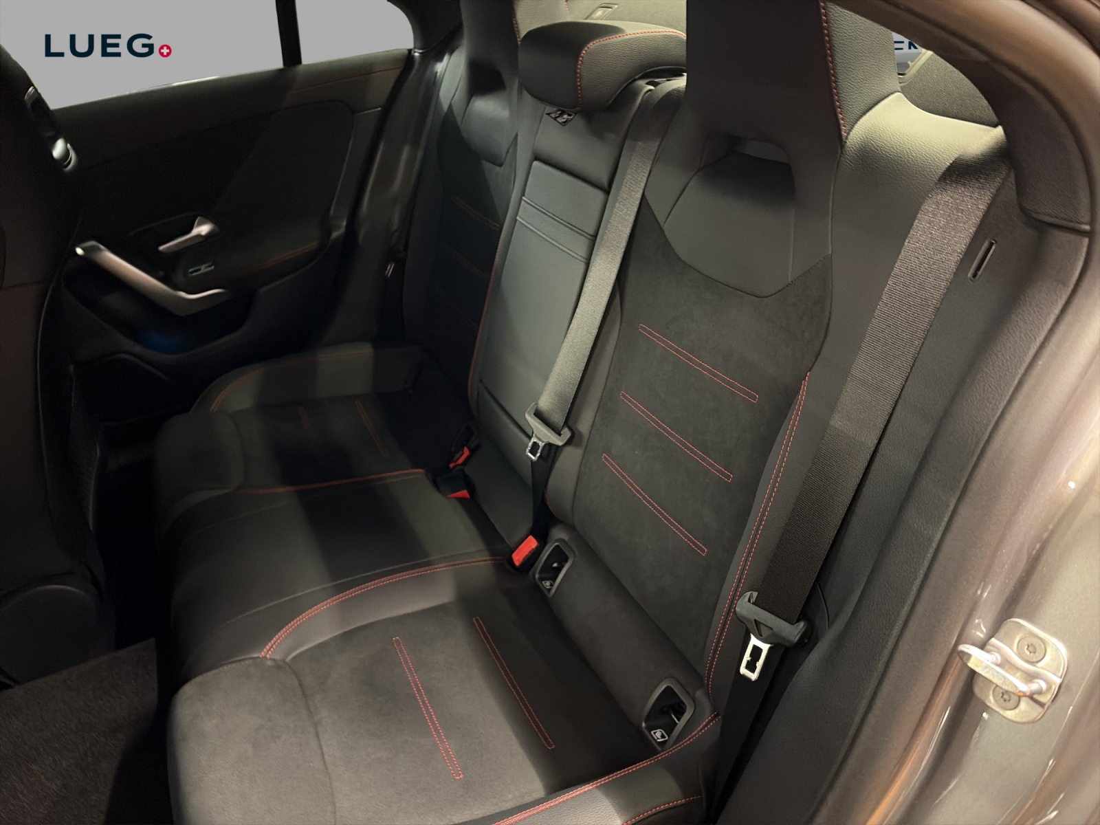 MERCEDES-BENZ CLA 200 - AMG / Rückfahrkamera / Ambiente-Licht / 19 Zoll Räder-image-15