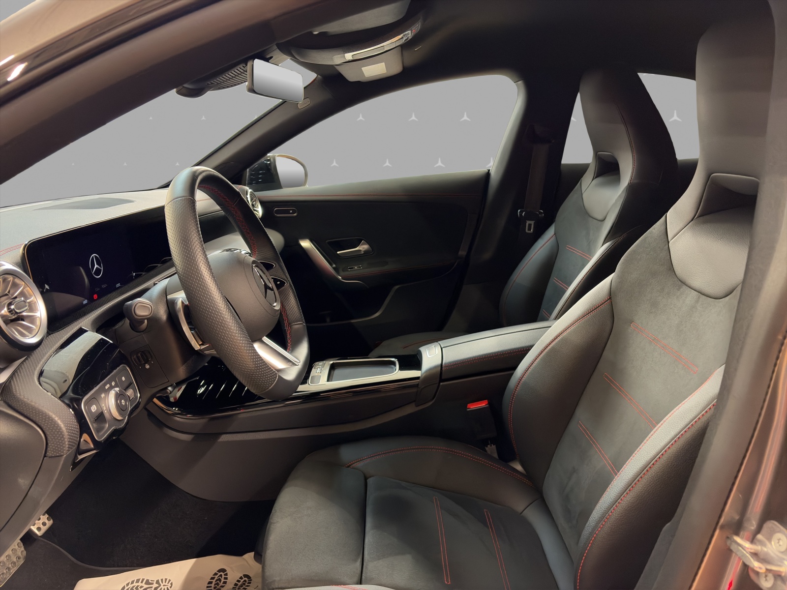 MERCEDES-BENZ CLA 200 - AMG / Rückfahrkamera / Ambiente-Licht / 19 Zoll Räder-image-10