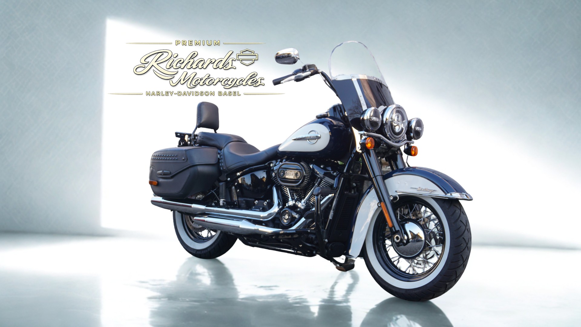 HARLEY-DAVIDSON FLHCS Heritage Classic 114 ABS-showroom-element-1