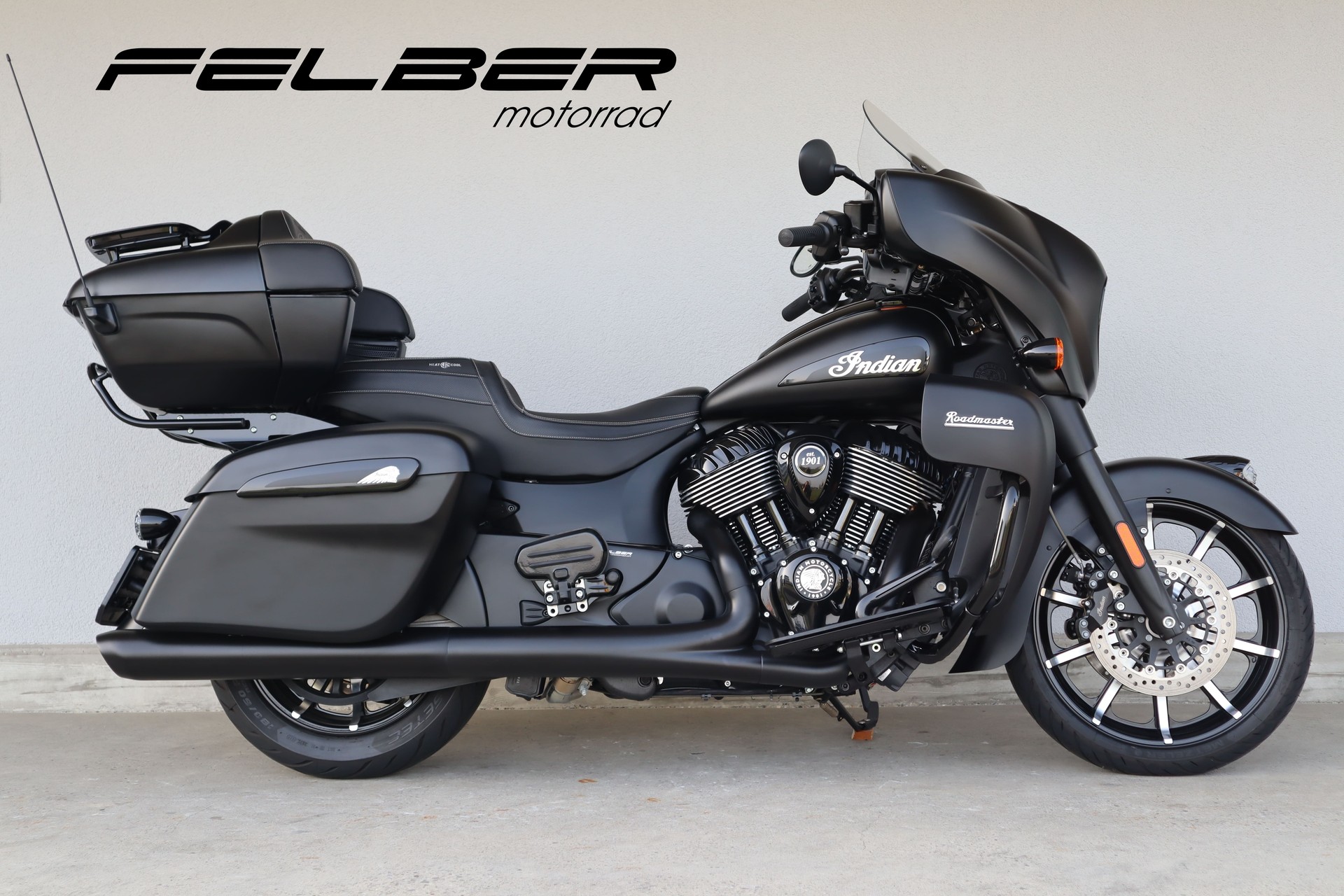 INDIAN Roadmaster Dark Horse