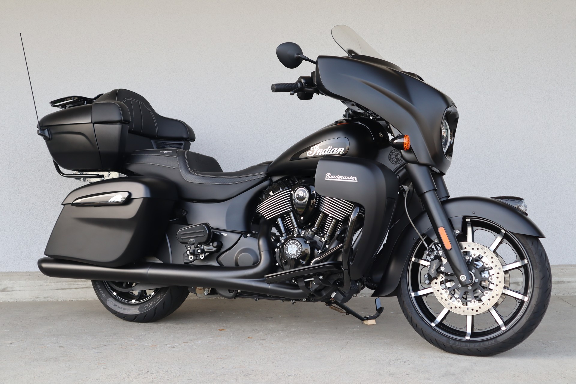 INDIAN Roadmaster Dark Horse-showroom-element-1