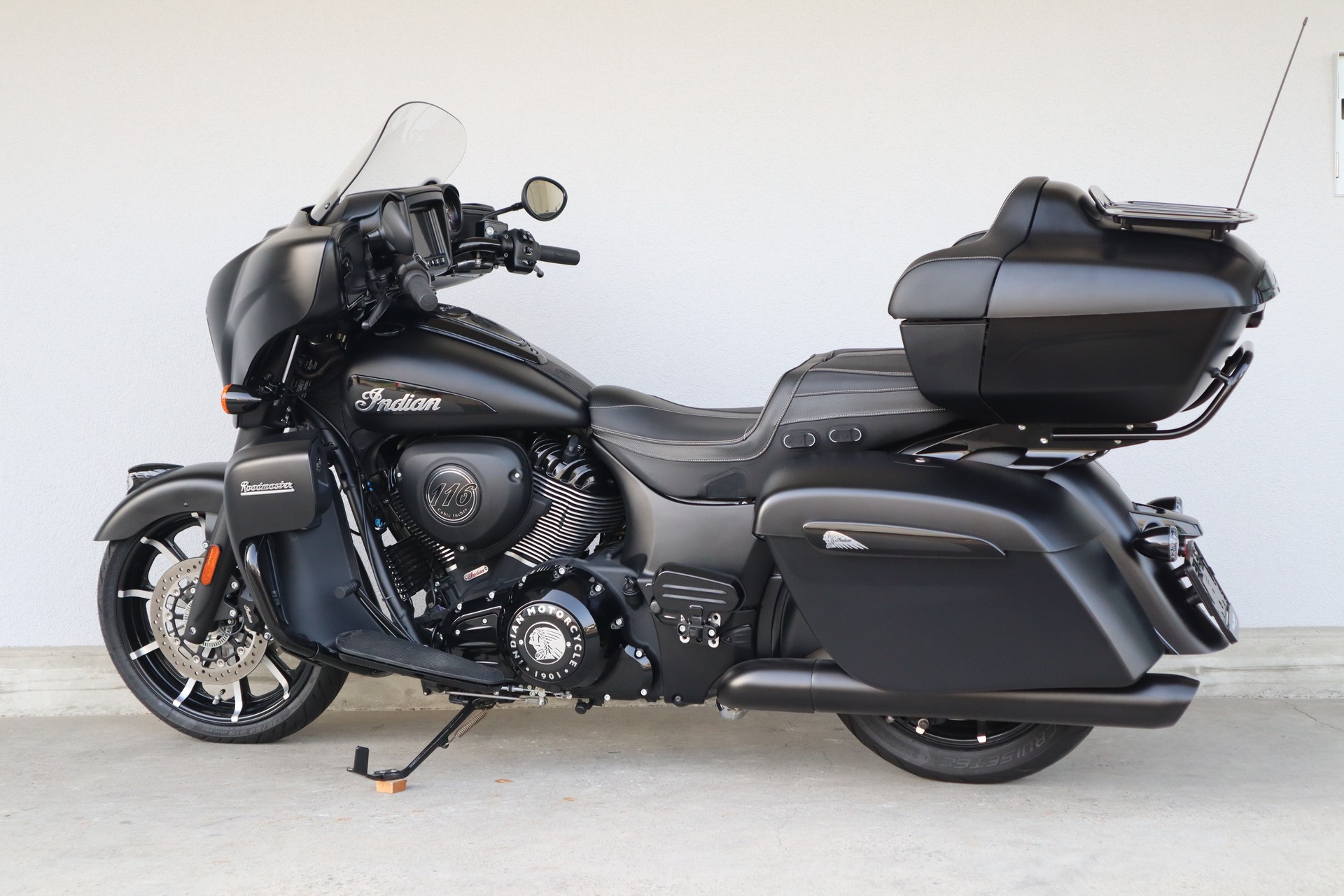 INDIAN Roadmaster Dark Horse-image-5