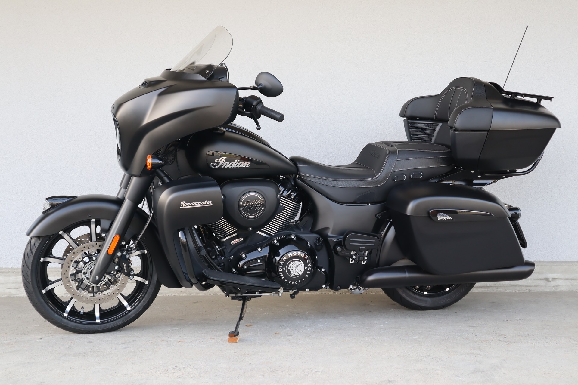 INDIAN Roadmaster Dark Horse-image-4