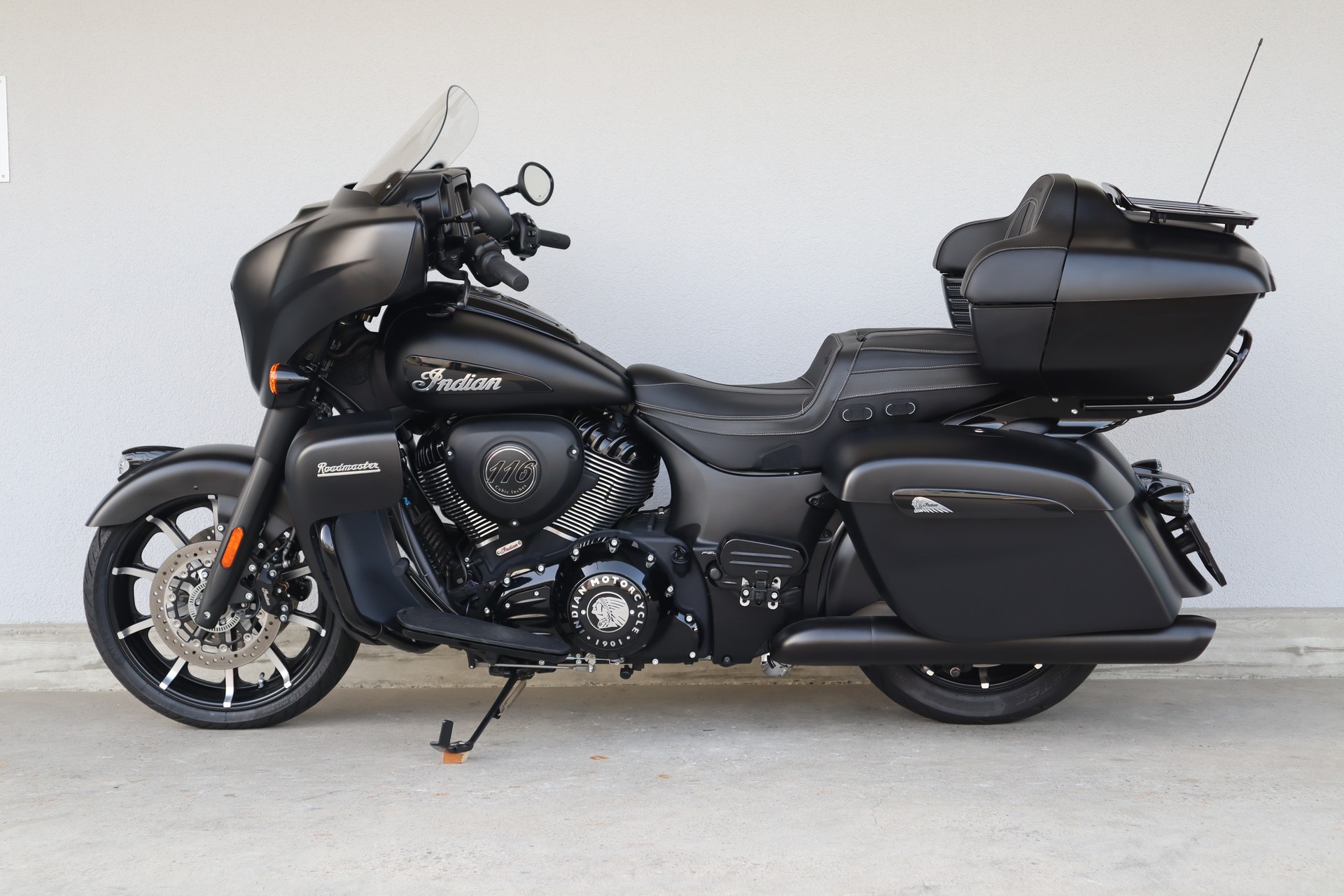 INDIAN Roadmaster Dark Horse-showroom-element-3