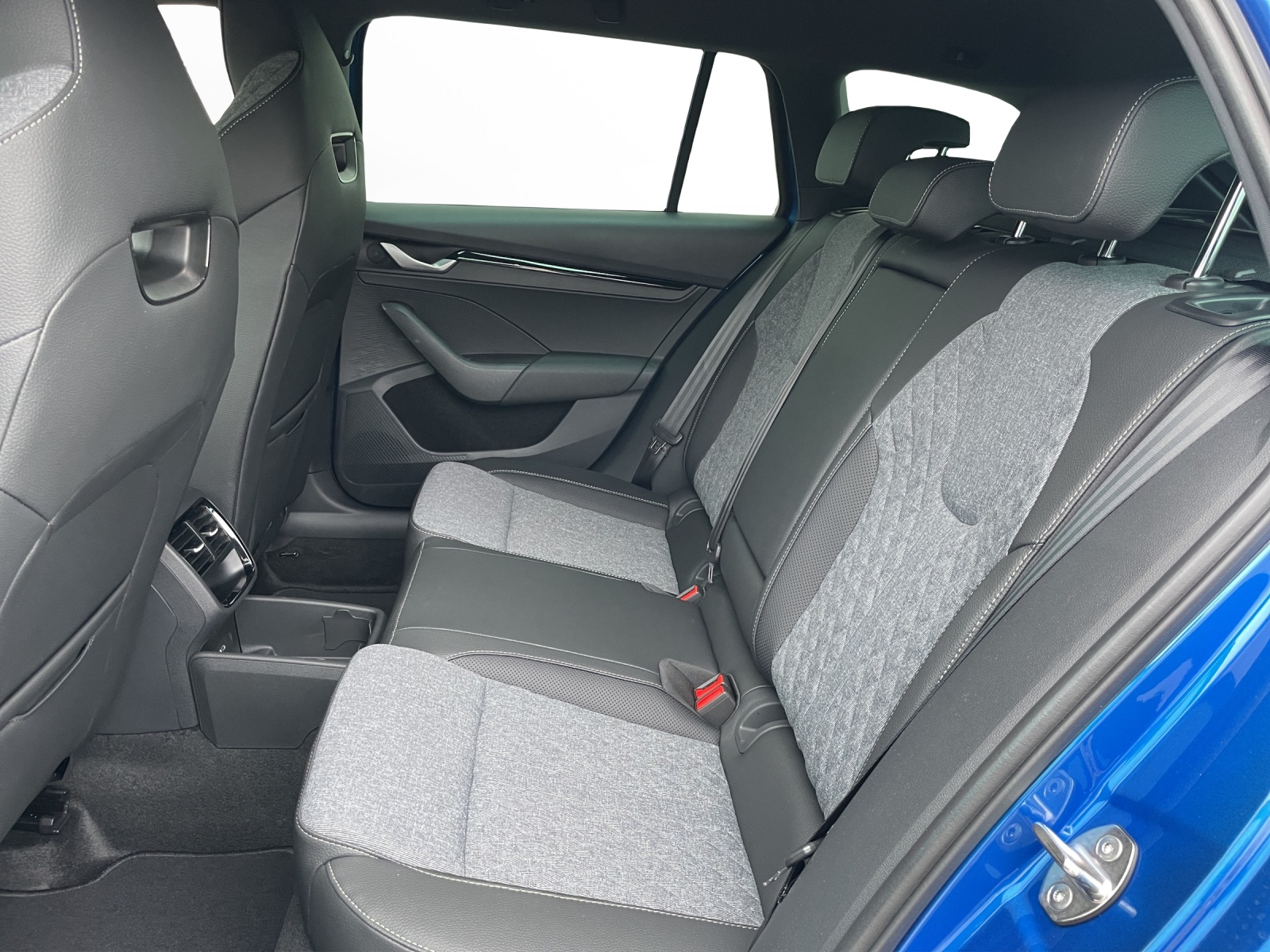 SKODA Octavia Combi 1.5 TSI mHEV DSG Sport Line-image-13