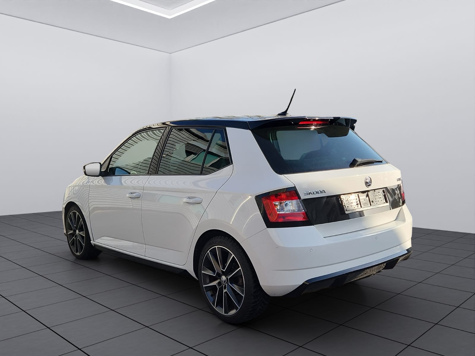 SKODA Fabia 1.4 TSI R5 DSG-image-4