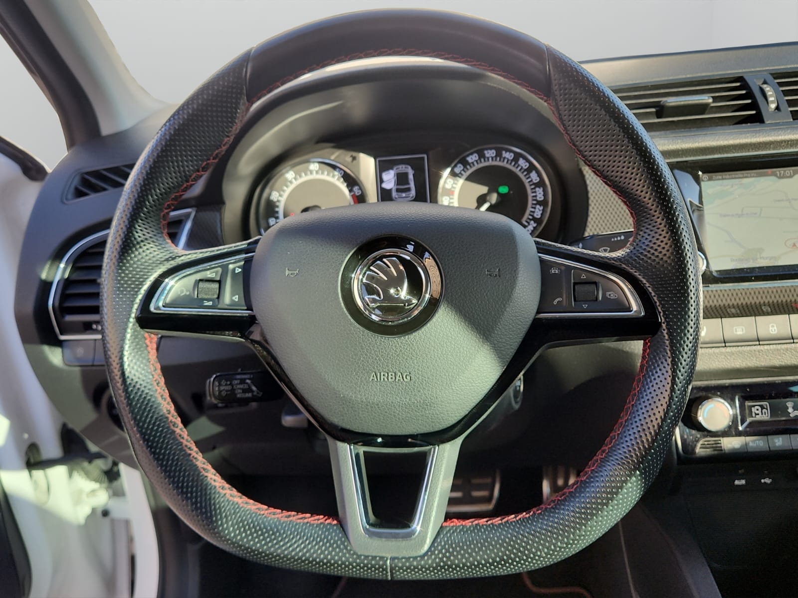 SKODA Fabia 1.4 TSI R5 DSG-image-11