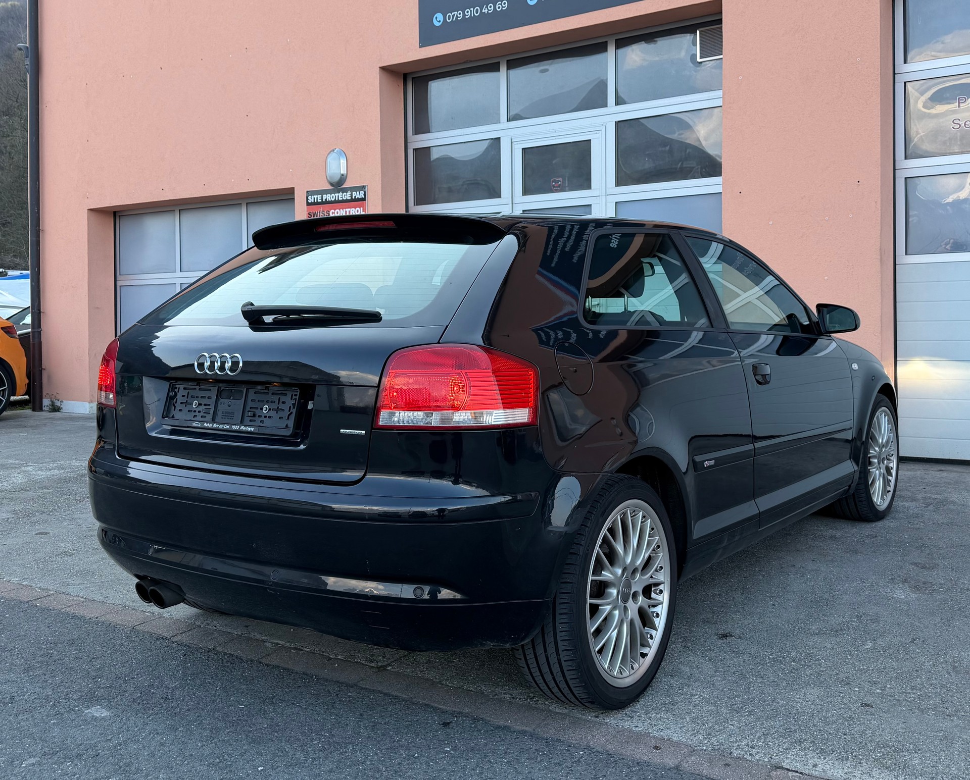 AUDI A3 2.0 Turbo FSI S-Line quattro-showroom-element-3