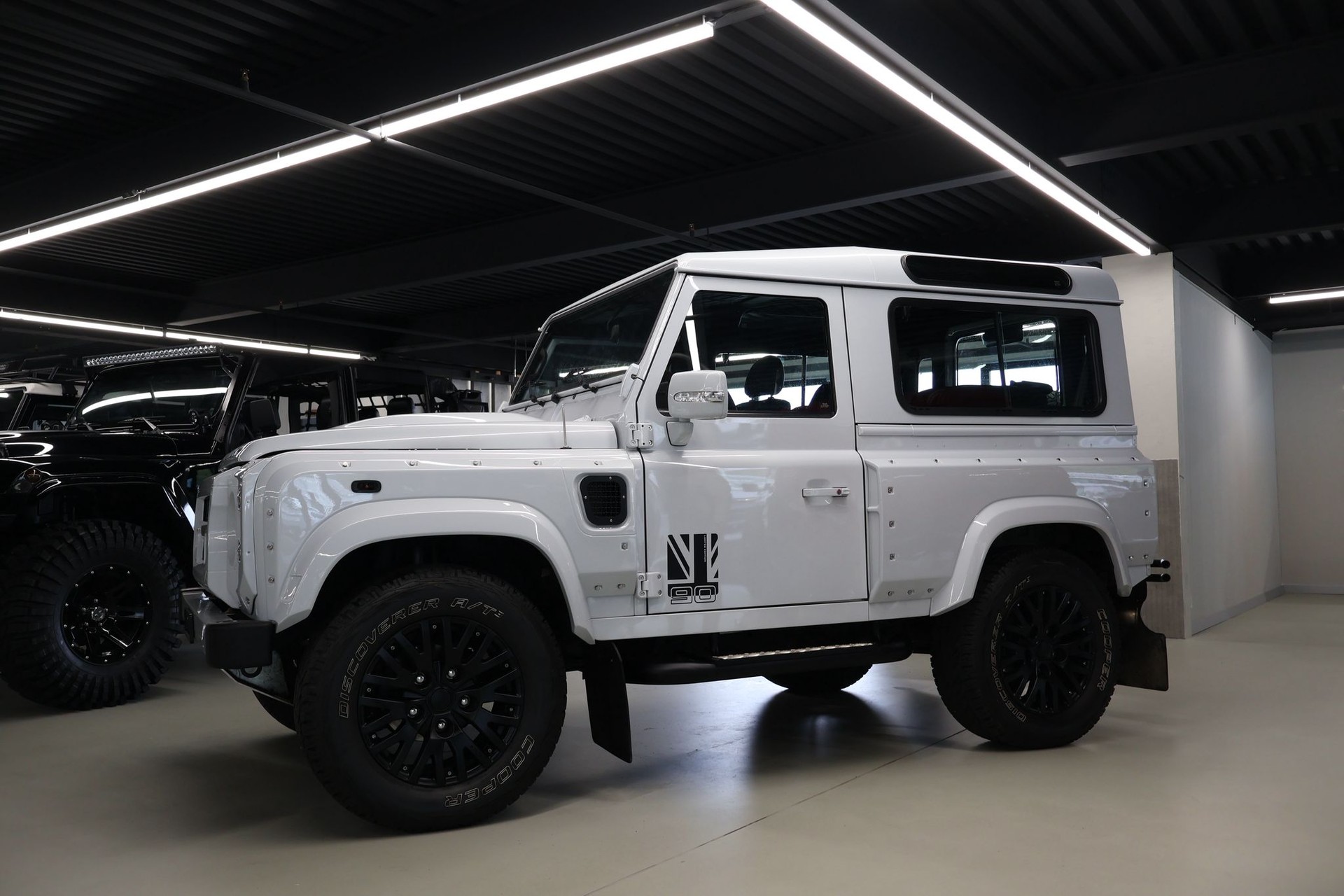 LAND ROVER Defender 90 2.2 TD4 LIMITED EDITION-image-2