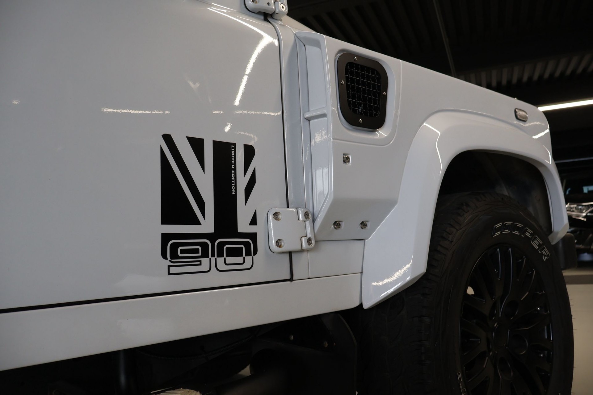 LAND ROVER Defender 90 2.2 TD4 LIMITED EDITION-image-15