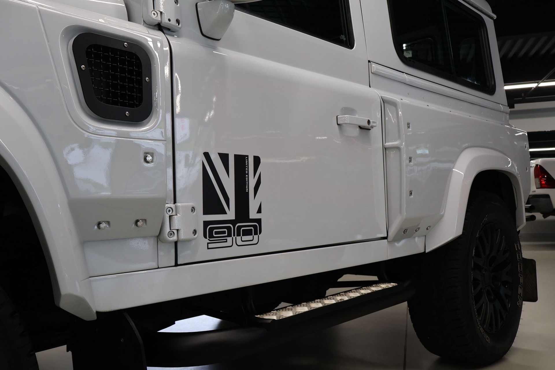 LAND ROVER Defender 90 2.2 TD4 LIMITED EDITION-image-13