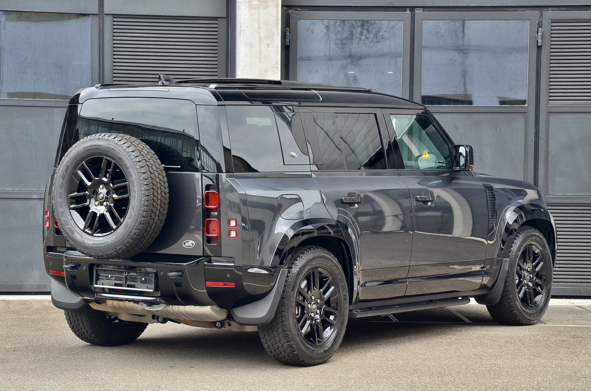 LAND ROVER Defender 110 3.0 D I6 300 X-Dynamic SE AWD AT8-image-14