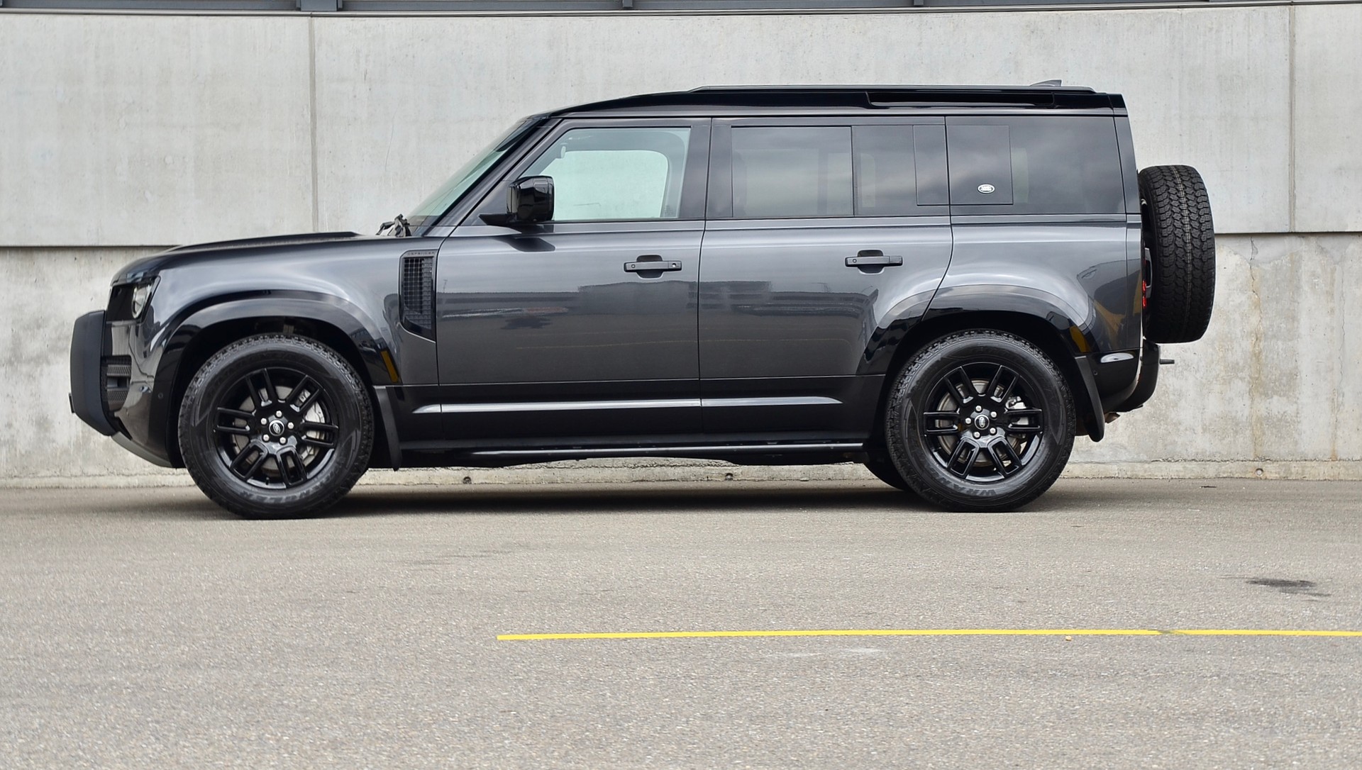 LAND ROVER Defender 110 3.0 D I6 300 X-Dynamic SE AWD AT8-image-17
