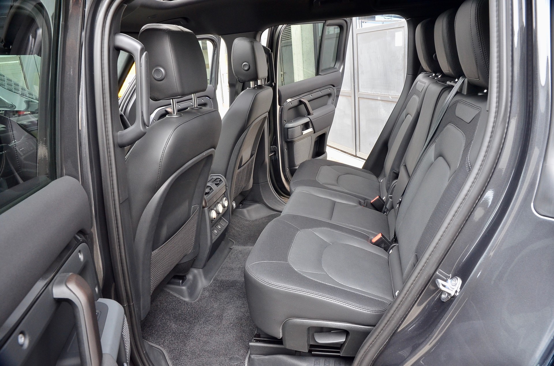 LAND ROVER Defender 110 3.0 D I6 300 X-Dynamic SE AWD AT8-image-21