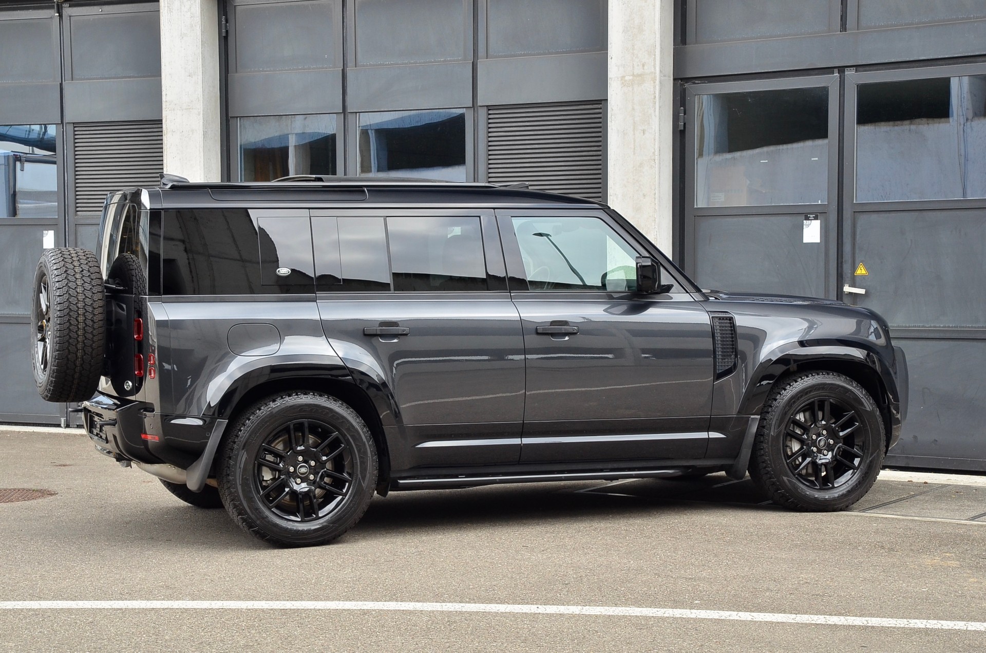 LAND ROVER Defender 110 3.0 D I6 300 X-Dynamic SE AWD AT8-showroom-element-3