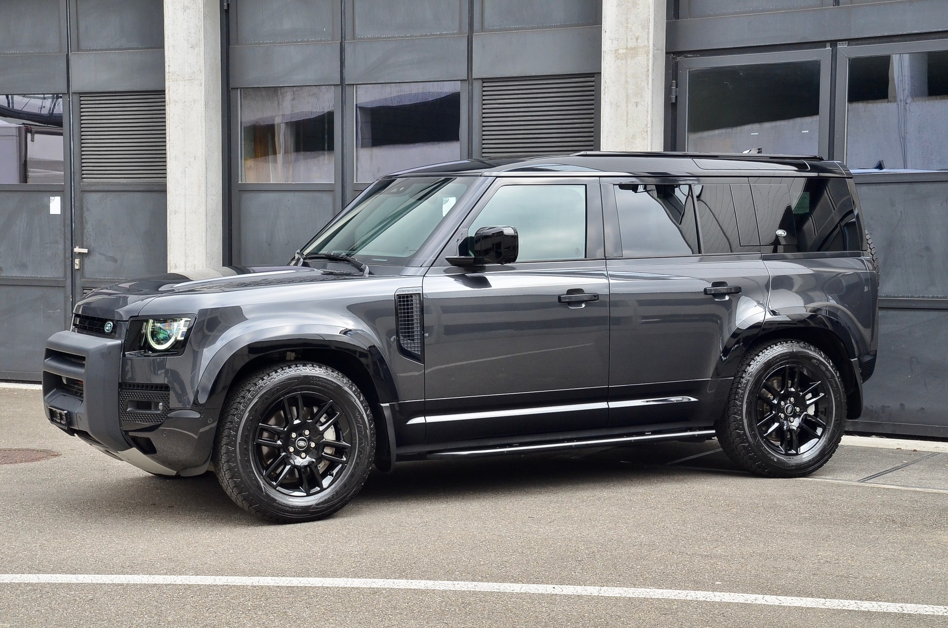 LAND ROVER Defender 110 3.0 D I6 300 X-Dynamic SE AWD AT8