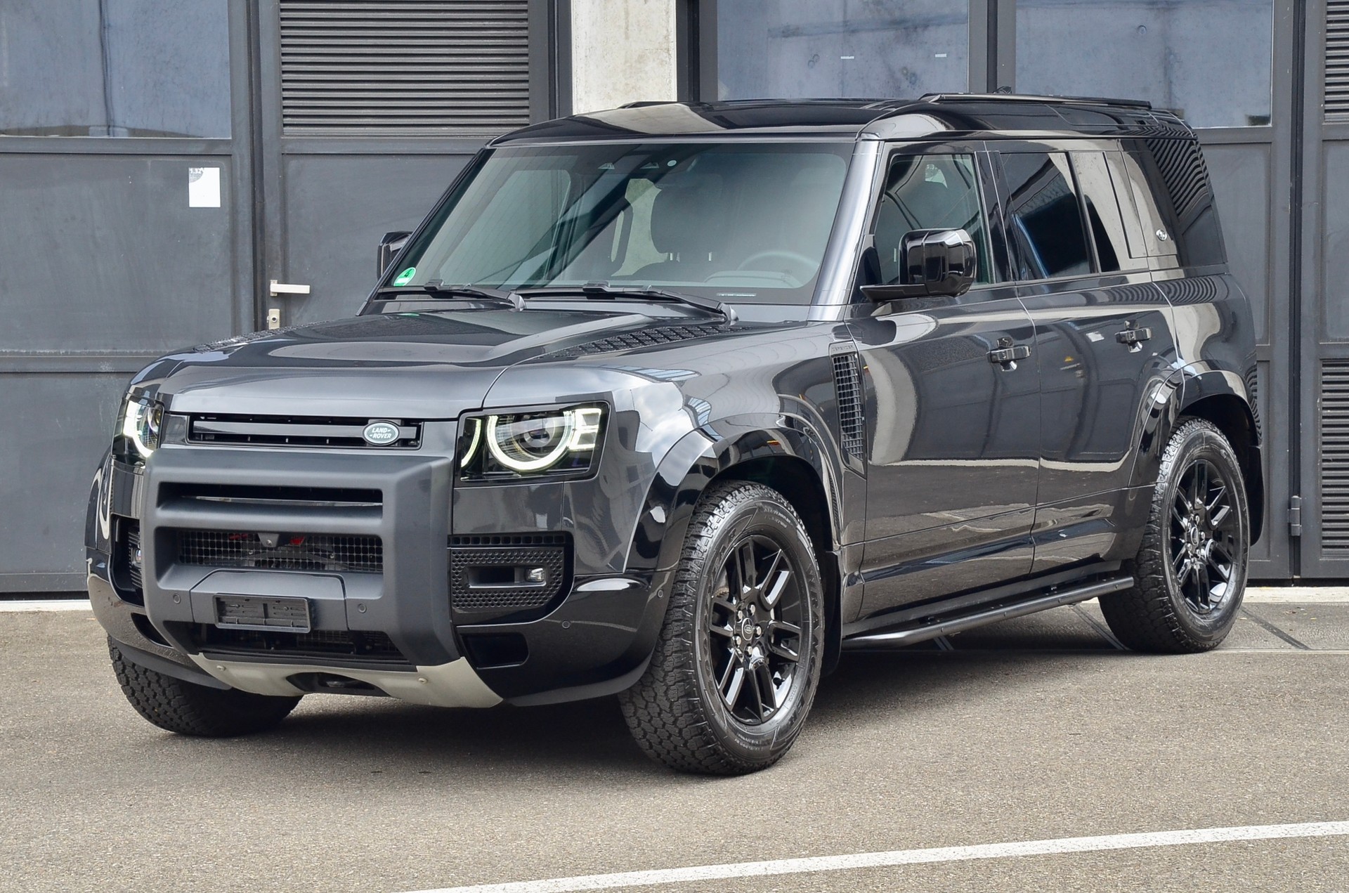 LAND ROVER Defender 110 3.0 D I6 300 X-Dynamic SE AWD AT8-image-4