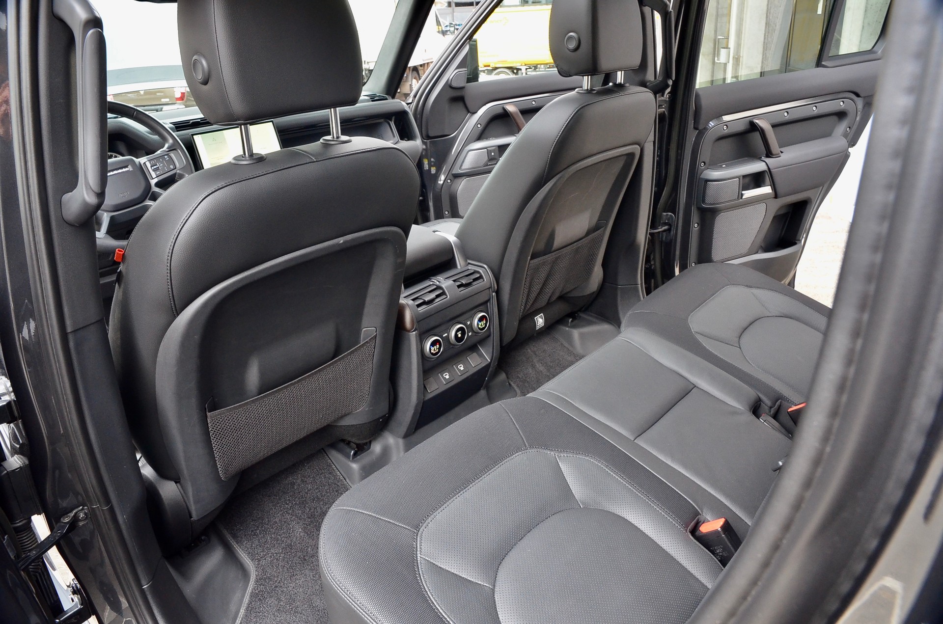 LAND ROVER Defender 110 3.0 D I6 300 X-Dynamic SE AWD AT8-image-19