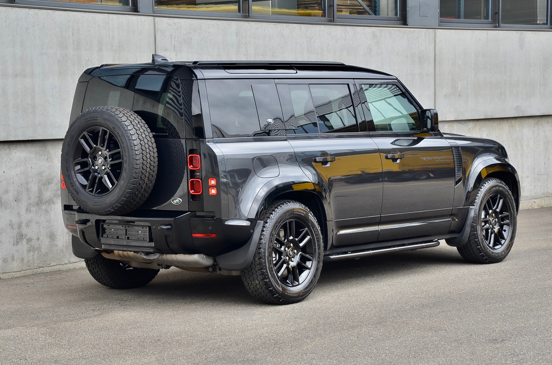 LAND ROVER Defender 110 3.0 D I6 300 X-Dynamic SE AWD AT8-image-7