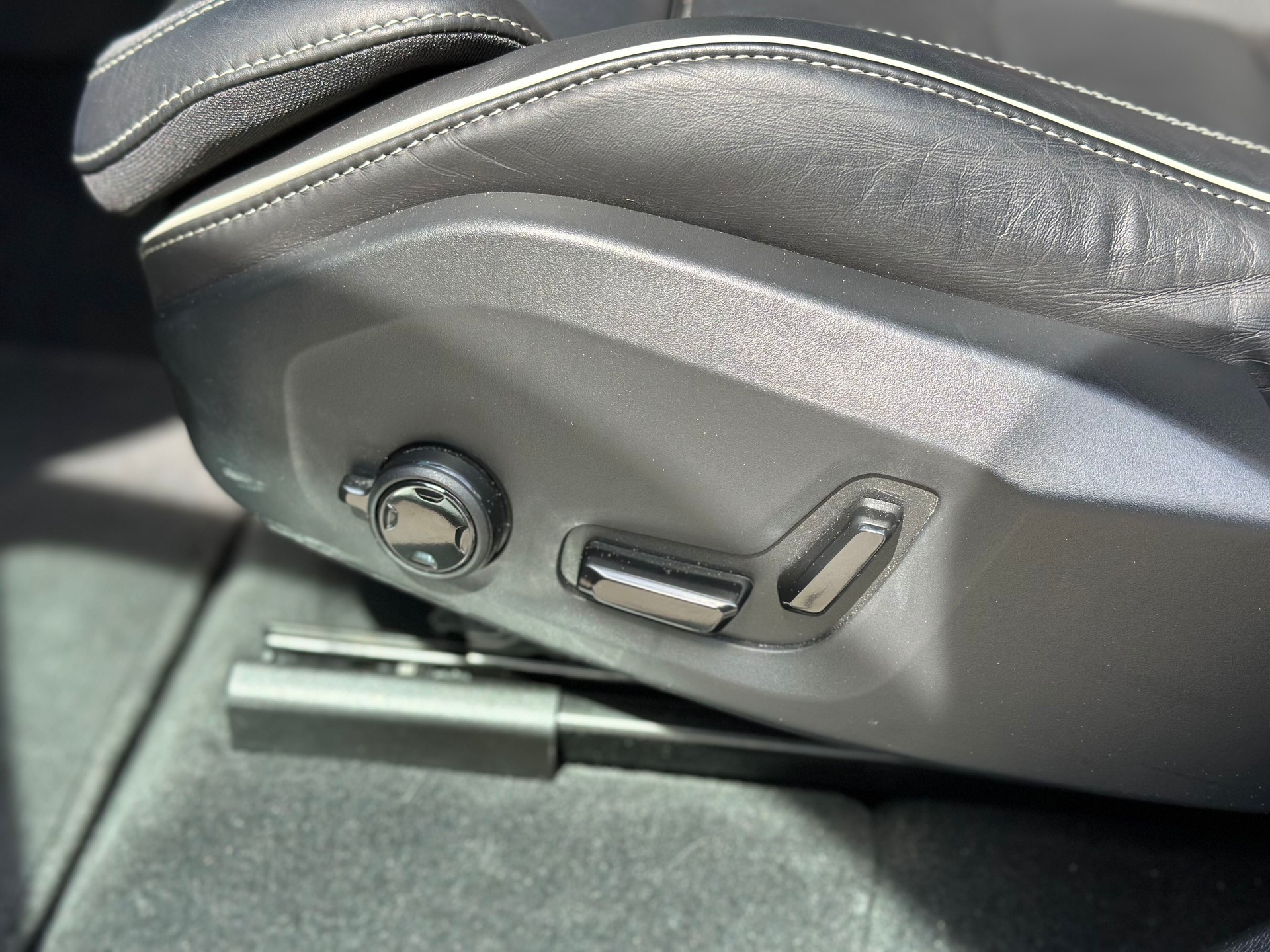 VOLVO XC60 B5 Benzin Mild Hybrid AWD Plus Dark Geartronic-image-15