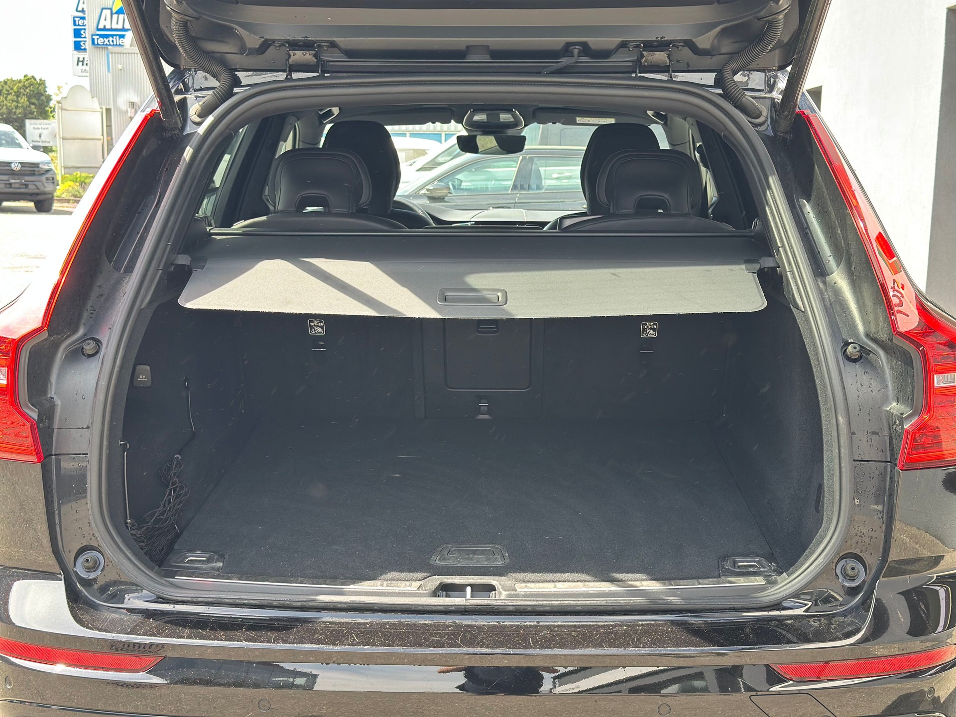 VOLVO XC60 B5 Benzin Mild Hybrid AWD Plus Dark Geartronic-image-9