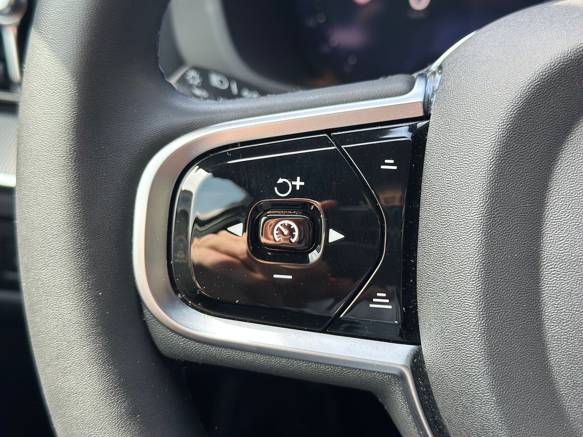 VOLVO XC60 B5 Benzin Mild Hybrid AWD Plus Dark Geartronic-image-10