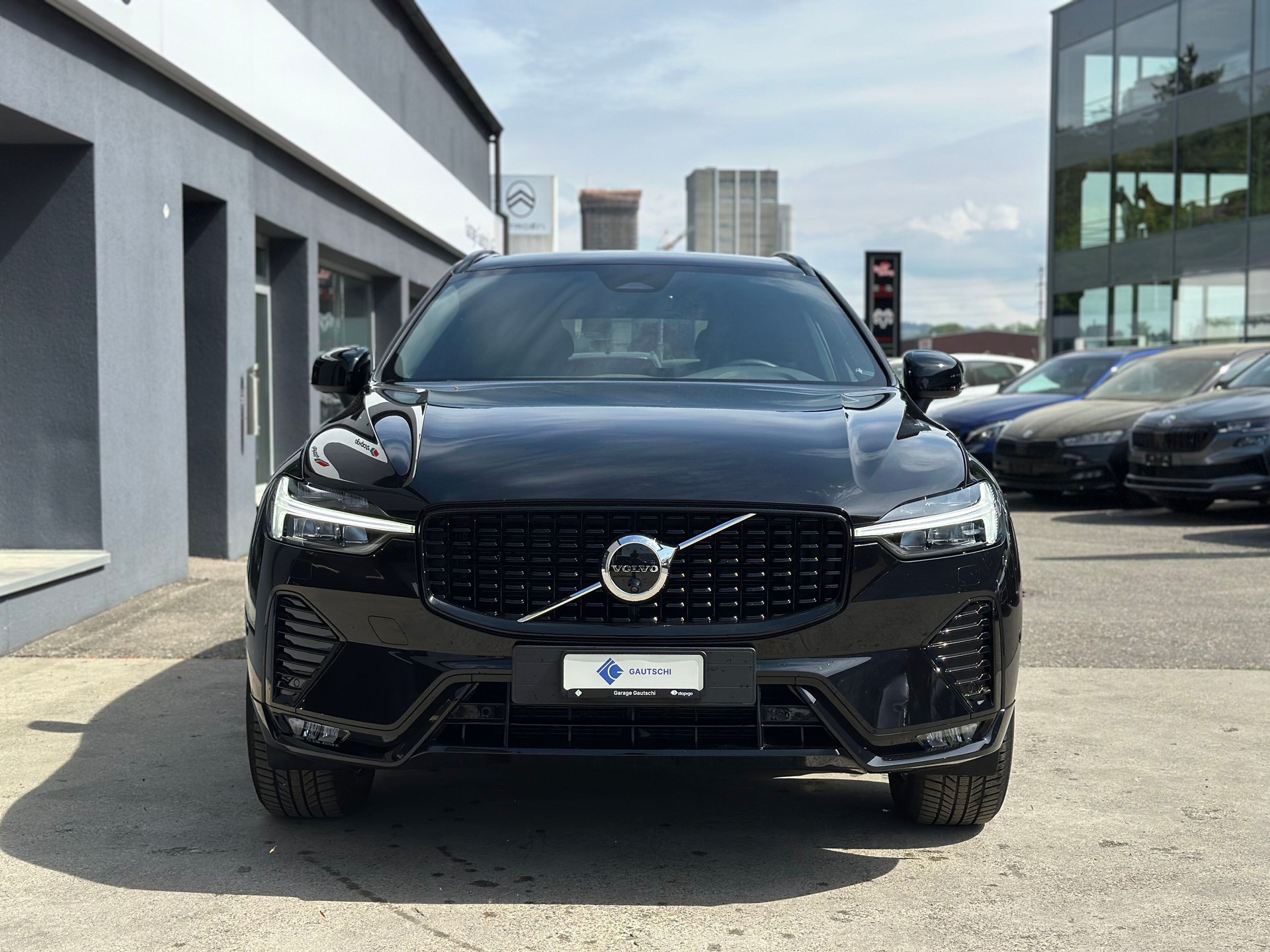 VOLVO XC60 B5 Benzin Mild Hybrid AWD Plus Dark Geartronic-image-1