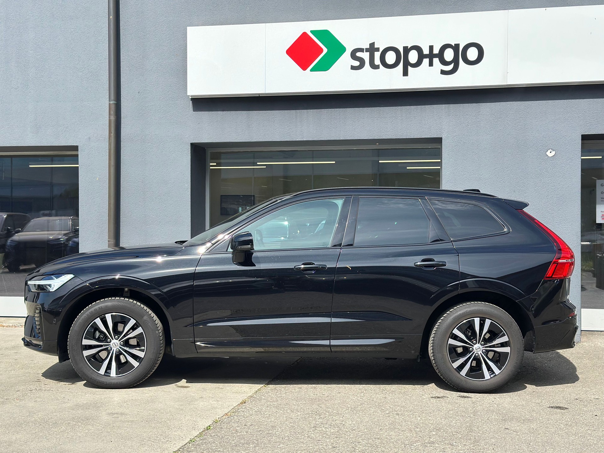 VOLVO XC60 B5 Benzin Mild Hybrid AWD Plus Dark Geartronic-image-2