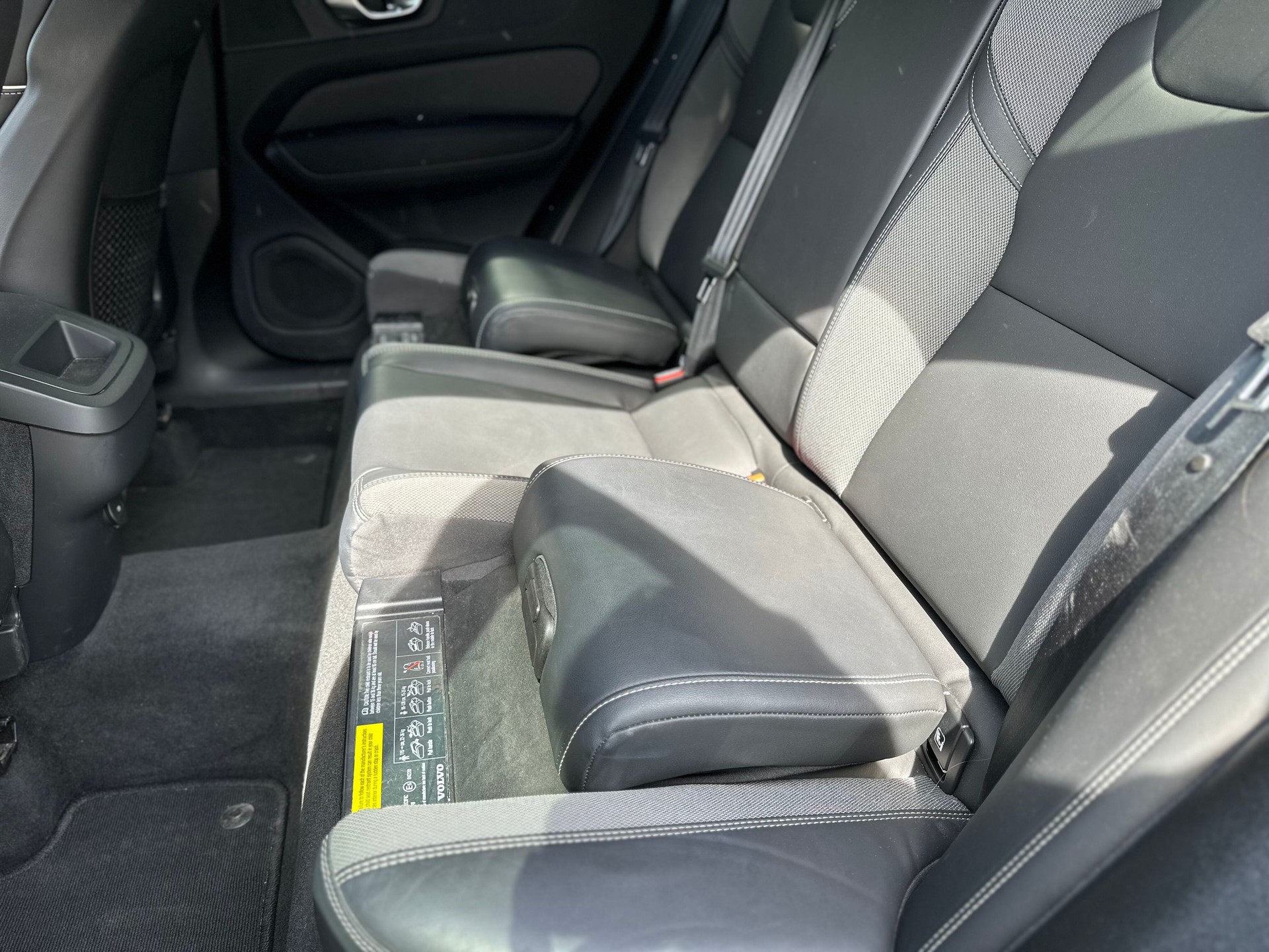 VOLVO XC60 B5 Benzin Mild Hybrid AWD Plus Dark Geartronic-image-14