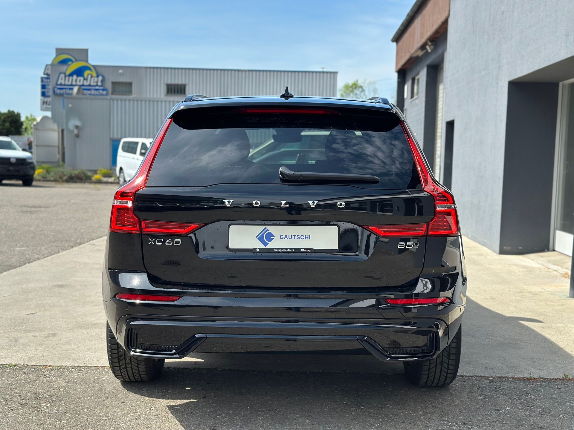 VOLVO XC60 B5 Benzin Mild Hybrid AWD Plus Dark Geartronic-image-3