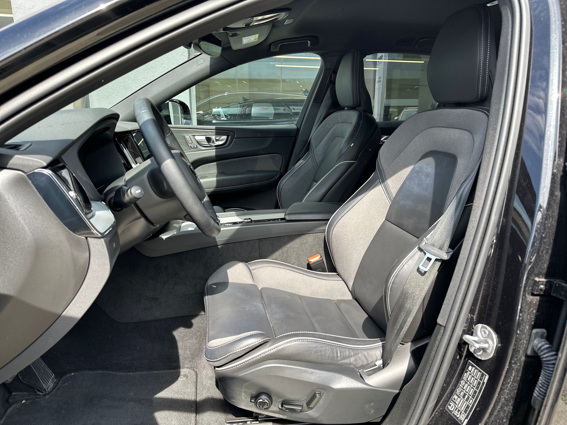 VOLVO XC60 B5 Benzin Mild Hybrid AWD Plus Dark Geartronic-image-4