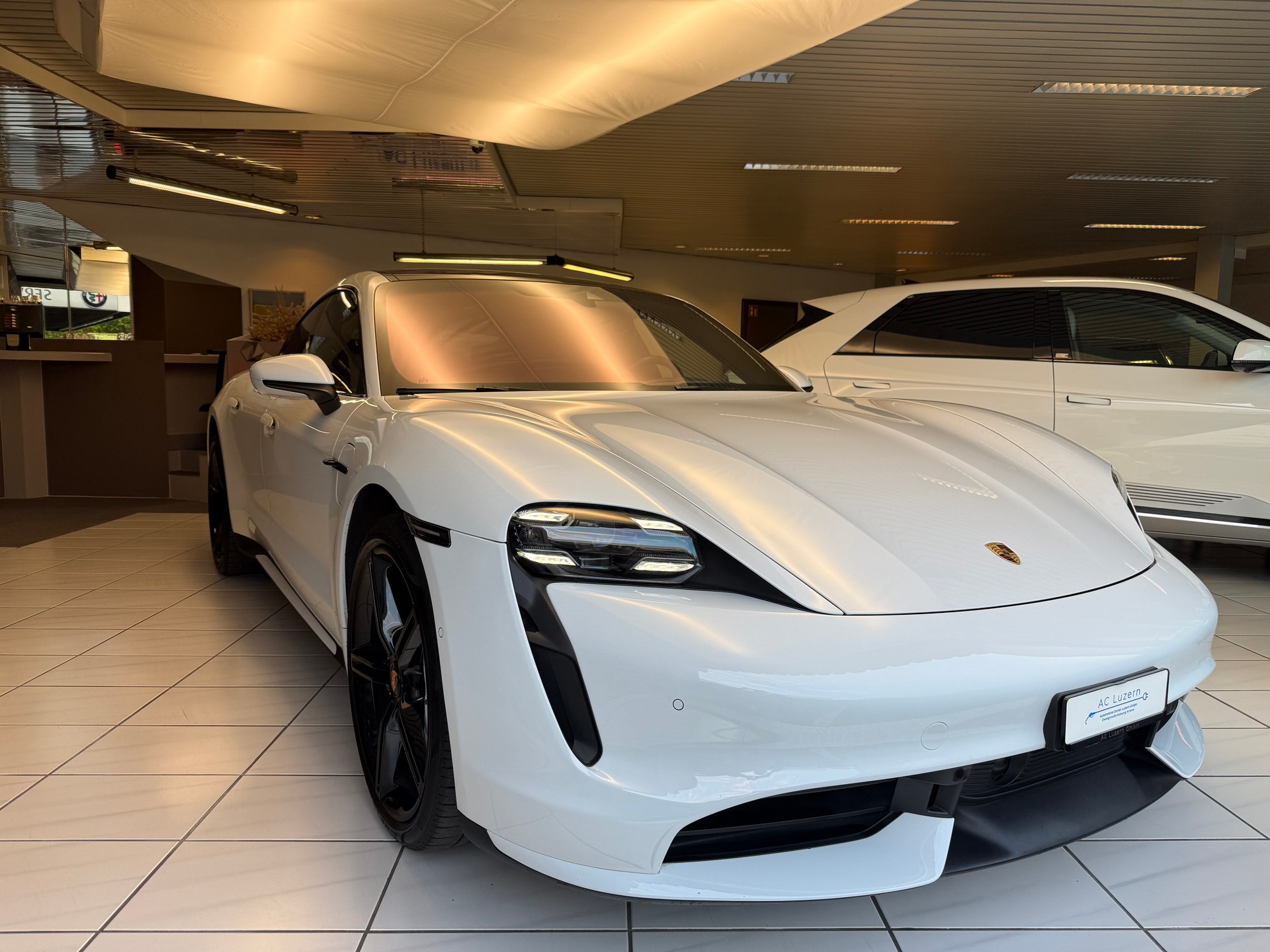 PORSCHE Taycan Turbo-image-4
