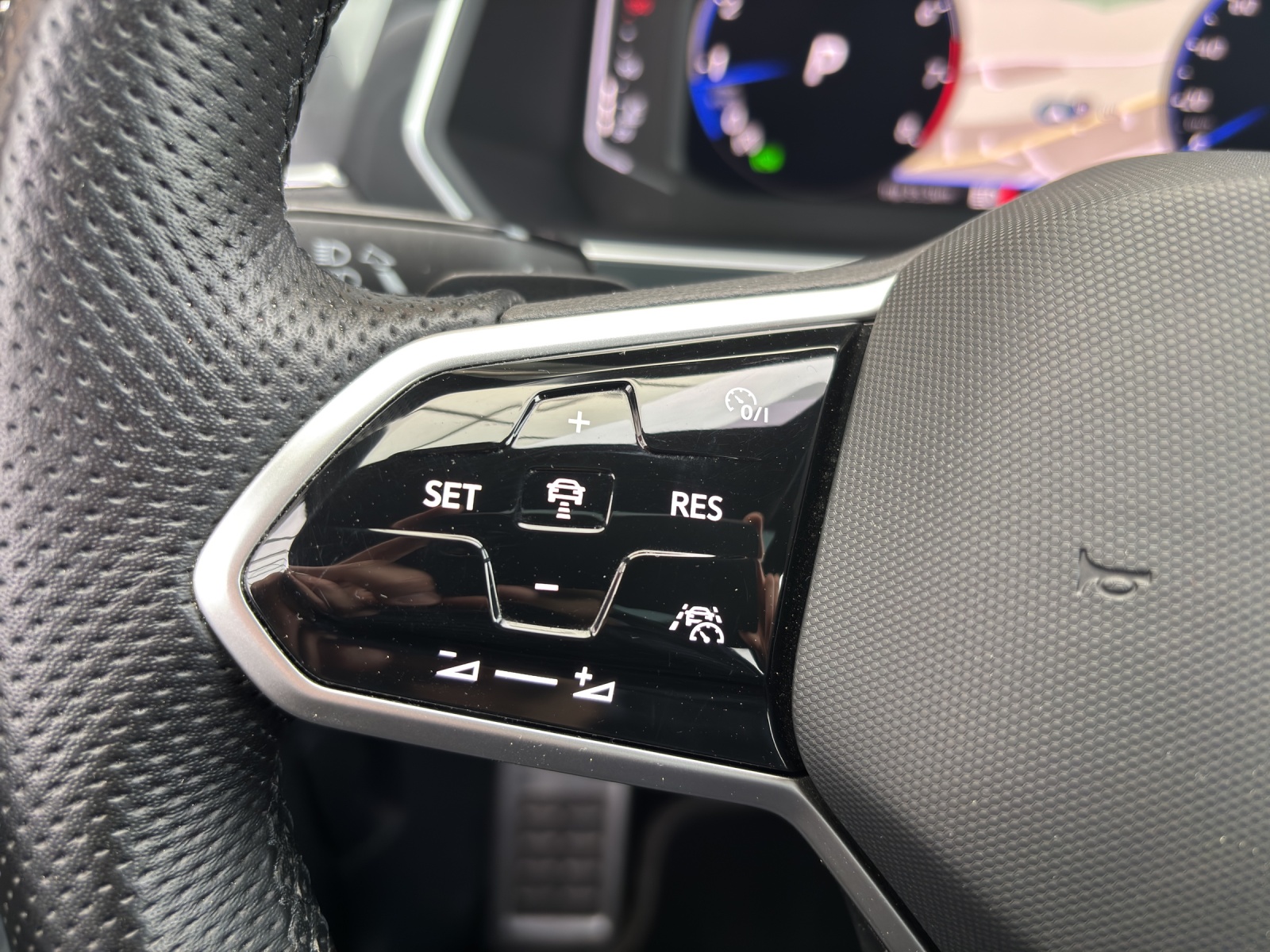 VW Tiguan Allspace 2.0TSI R-Line 4Motion DSG mit AHK & Panorama-Ausstell-/Schiebedach-image-13